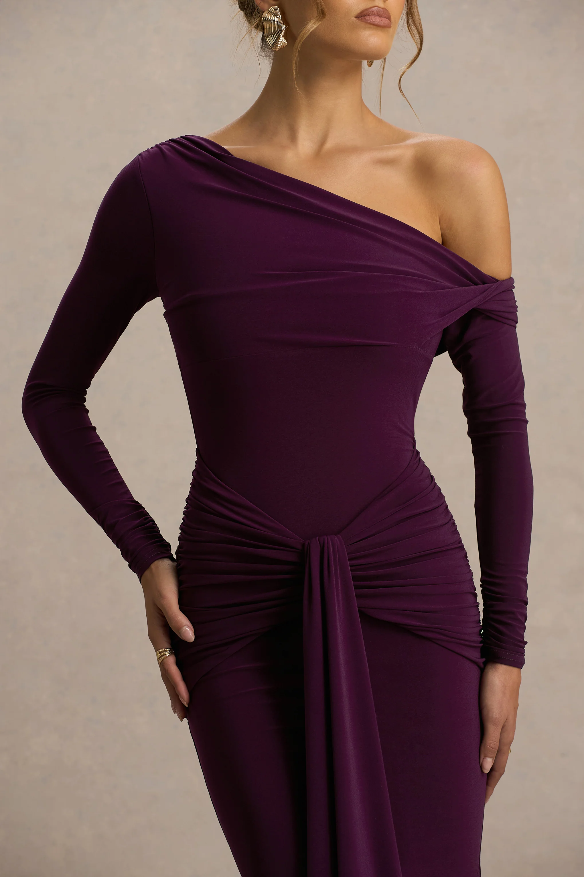 Clover | Bordeaux Overslag Maxi Jurk Met Asymmetrische Hals En Ceintuur - Image 4