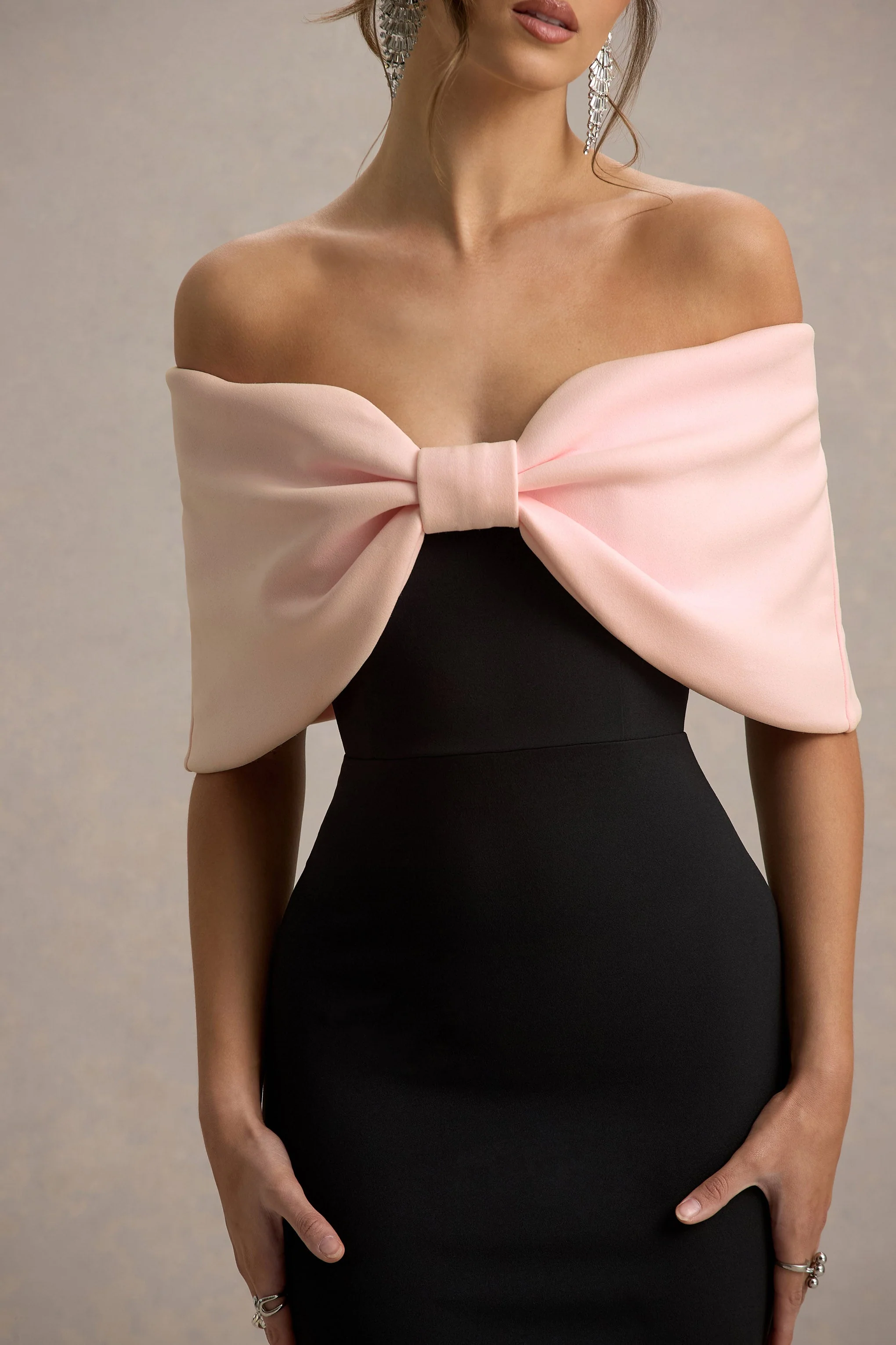 Cornelia | Rood-Zwarte Strapless Maxi Jurk Met Oversized Strik Detail - Image 3