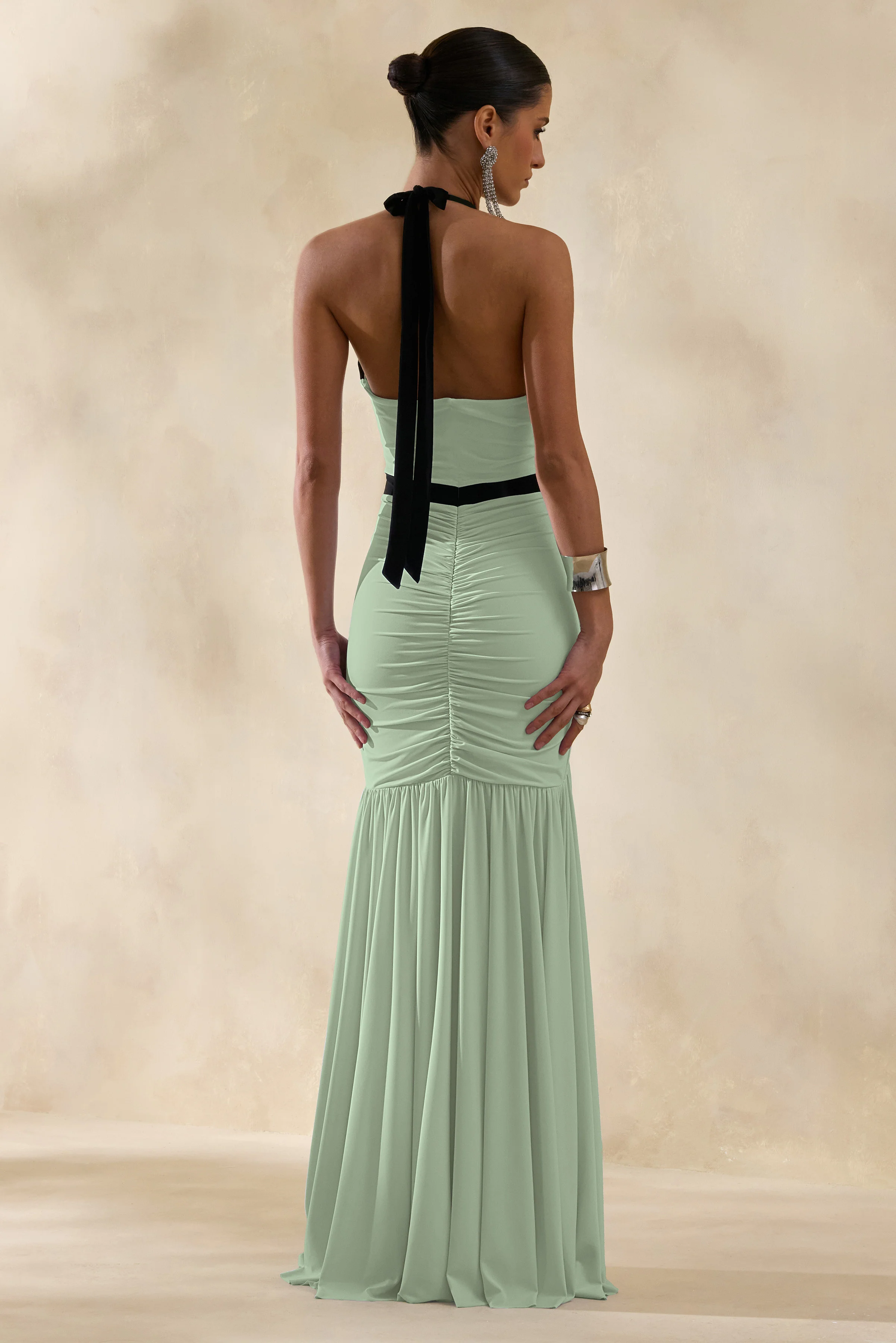 Cosmina | Mintgroene Diepe V-Hals Maxi Jurk Met Strik Detail - Image 2