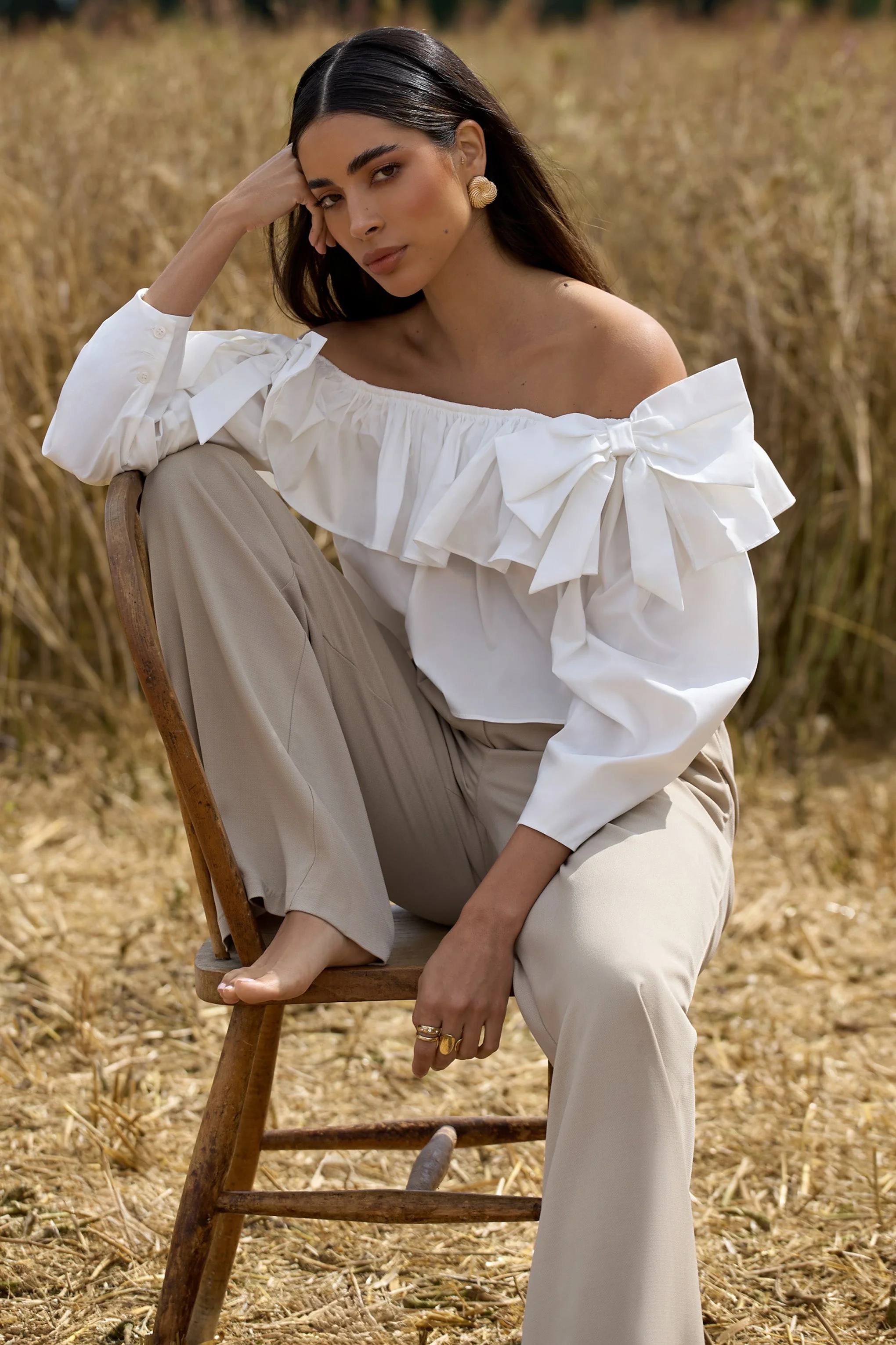 Cove | Witte Bardot Ruches Top Met Pof Mouw En Strik Detail