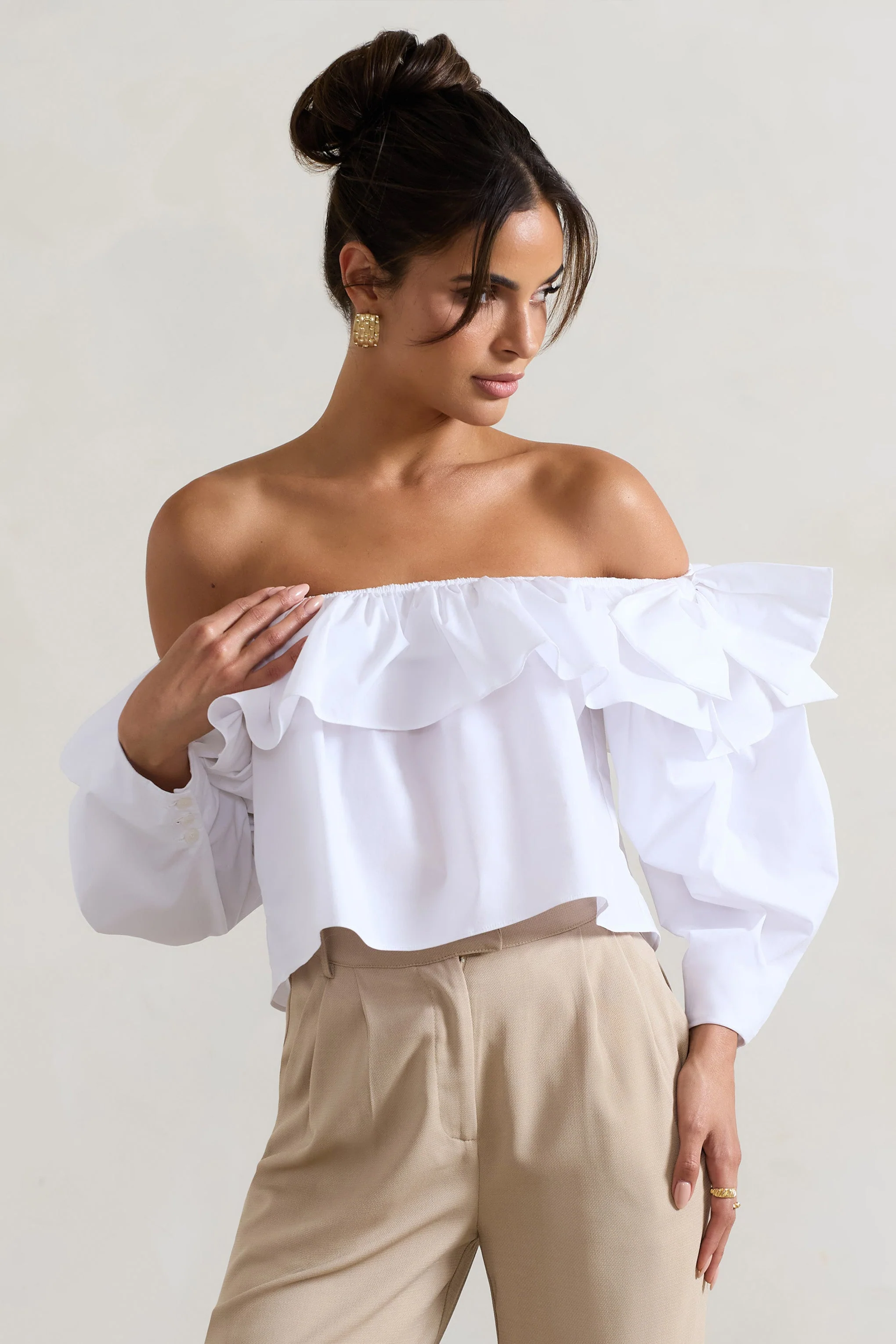 Cove | Witte Bardot Ruches Top Met Pof Mouw En Strik Detail - Image 10