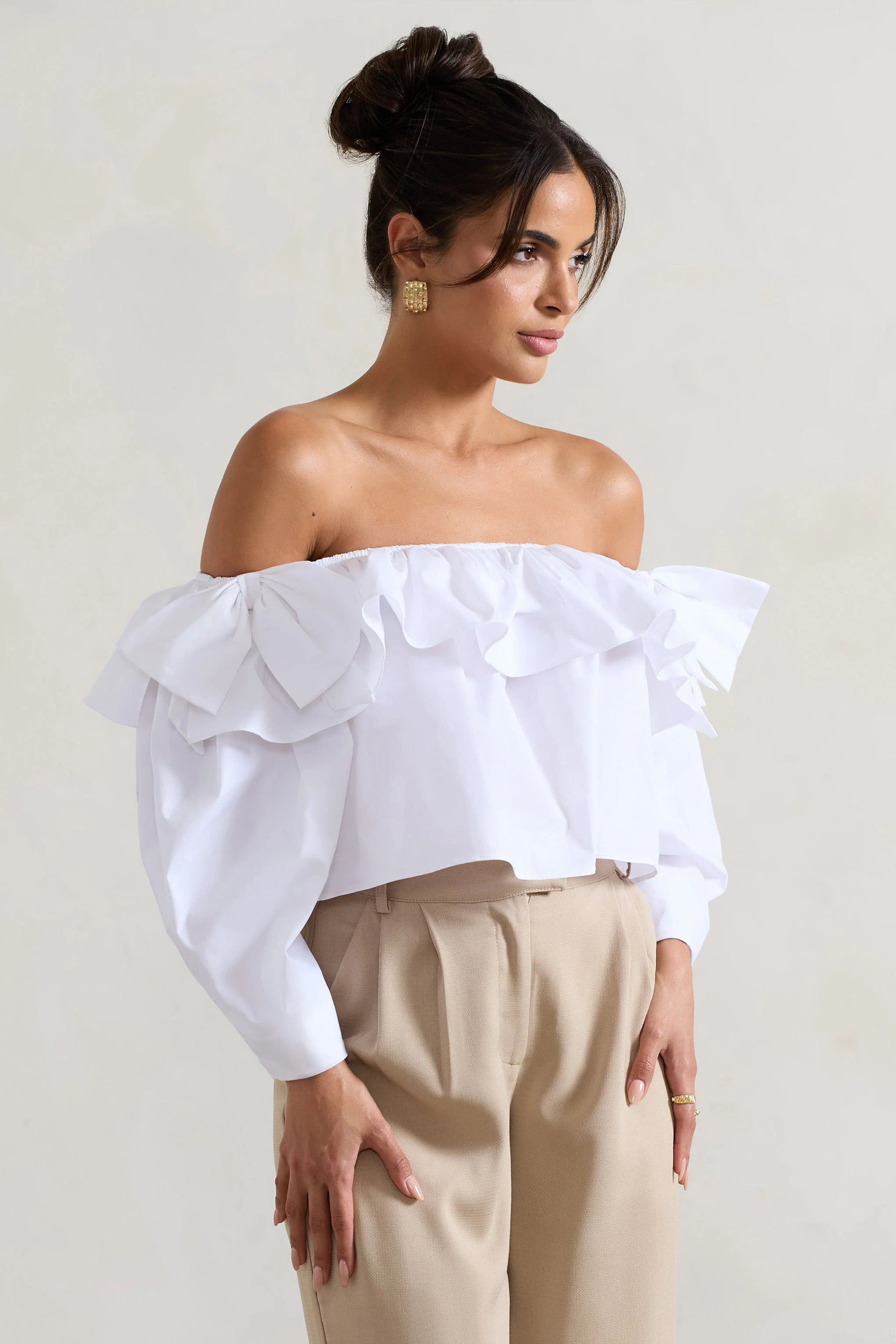 Cove | Witte Bardot Ruches Top Met Pof Mouw En Strik Detail - Image 9