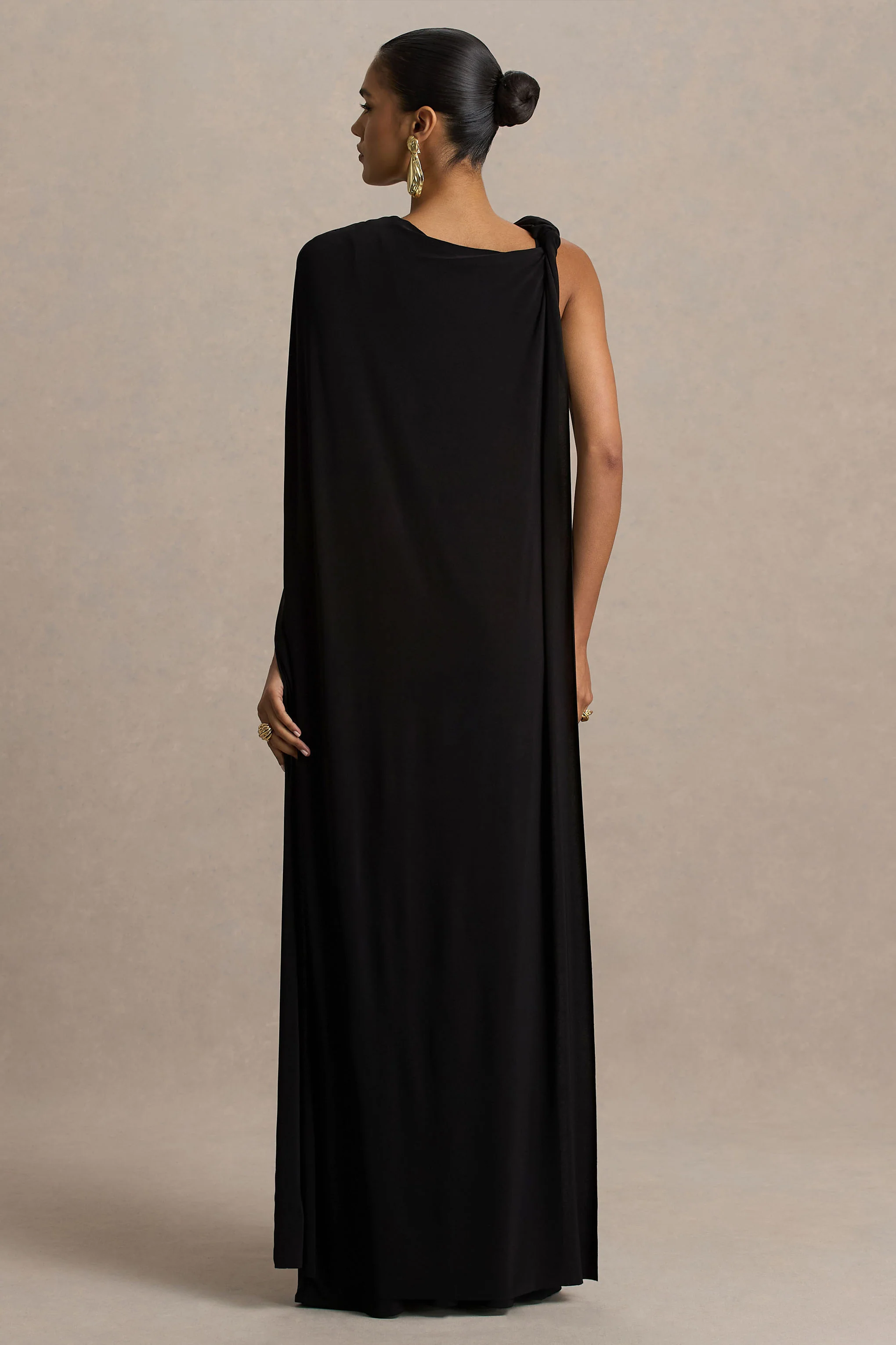 Cressida | Zwarte Asymmetrische Hals Maxi Jurk Met Cape - Image 2