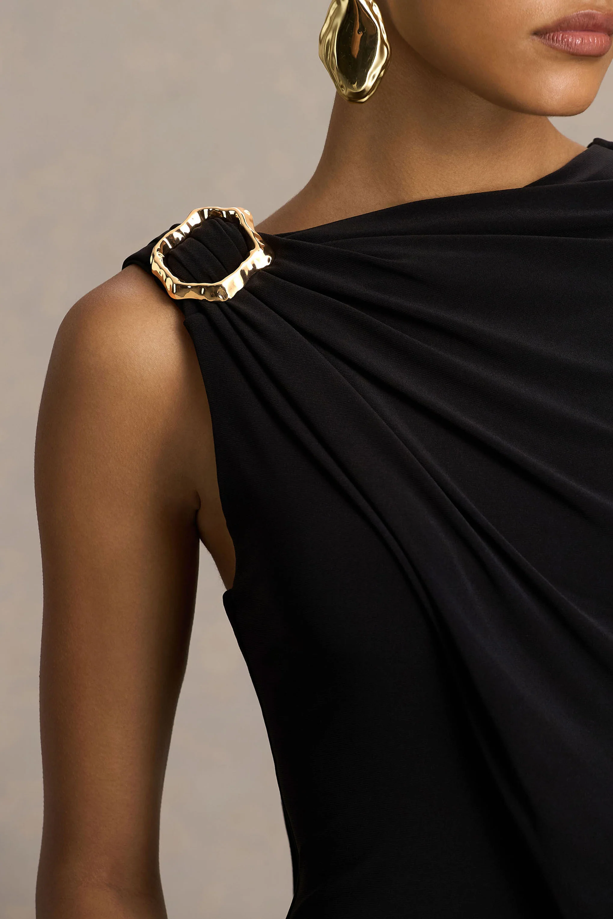 Cressida | Zwarte Asymmetrische Hals Maxi Jurk Met Cape - Image 3