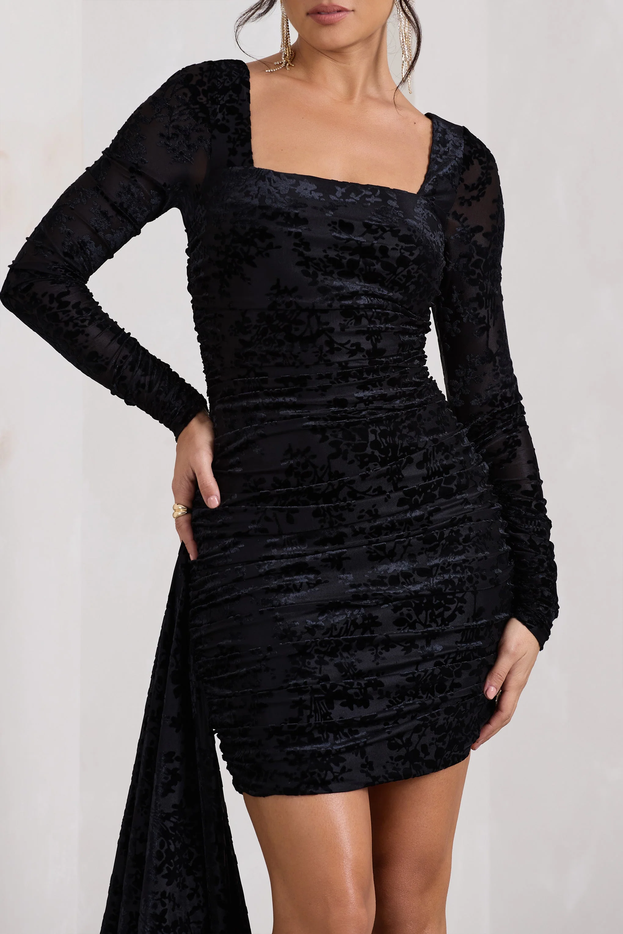 Crimson Cut | Zwarte Fluwelen Bloemen Print Bodycon Mini Jurk Met Lange Mouwen En Ruches - Image 3