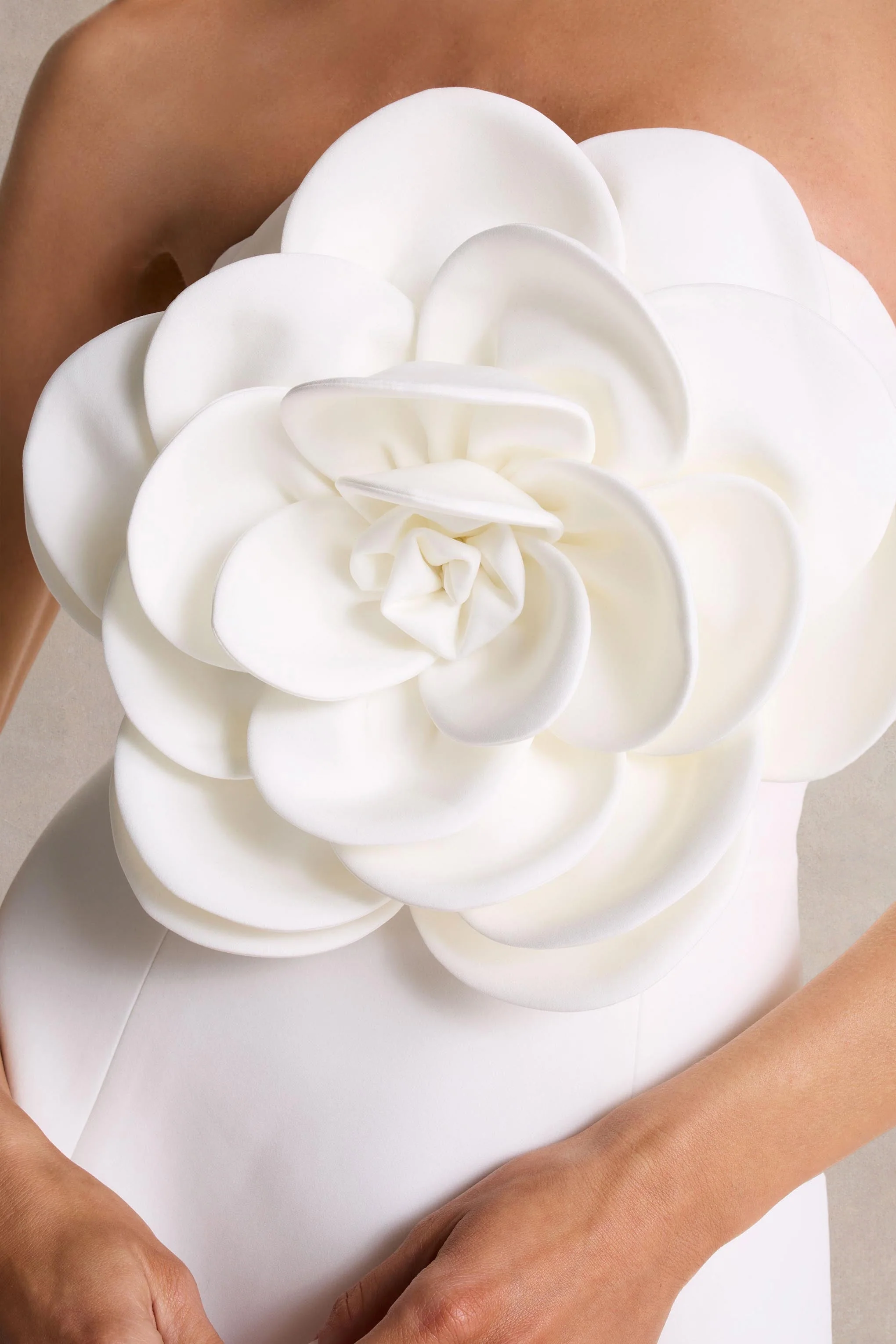 Daffodil | Witte Bandeau Mini Jurk Met Grote Bloemen Corsage - Image 6
