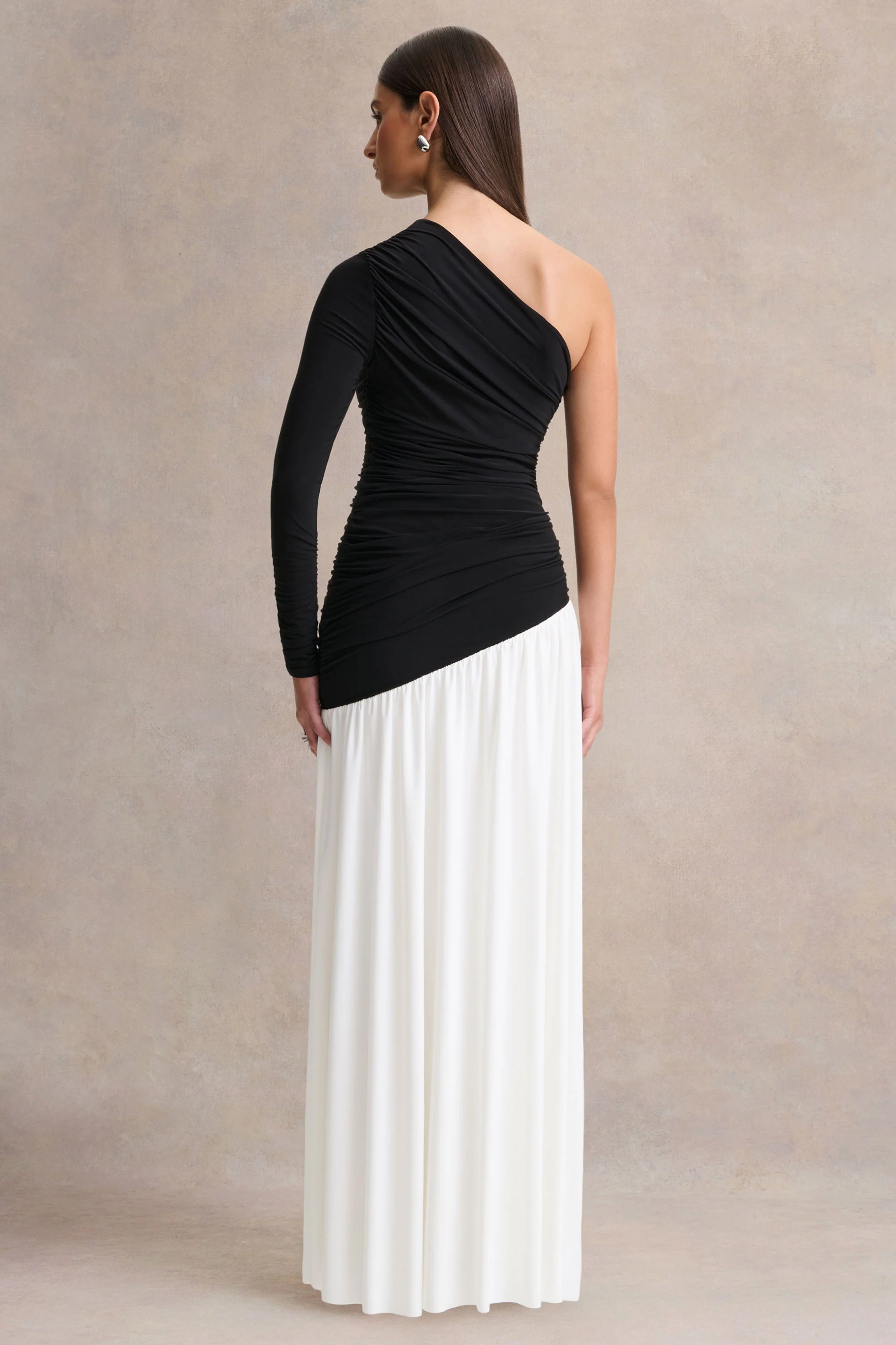 Danila | Zwart-Witte Asymmetrische-Hals Maxi Jurk Met Verlaagde Taille - Image 2