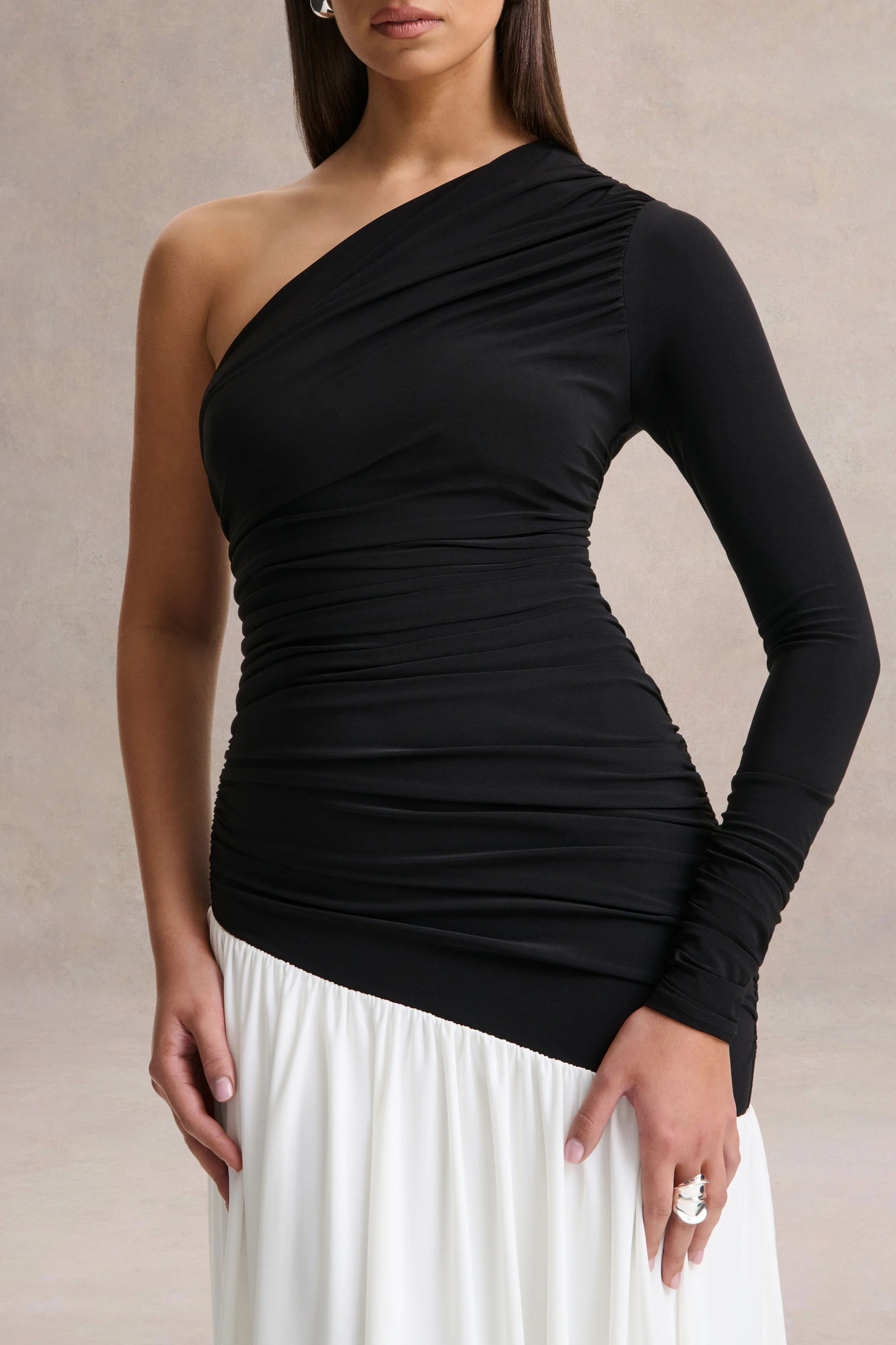 Danila | Zwart-Witte Asymmetrische-Hals Maxi Jurk Met Verlaagde Taille - Image 3