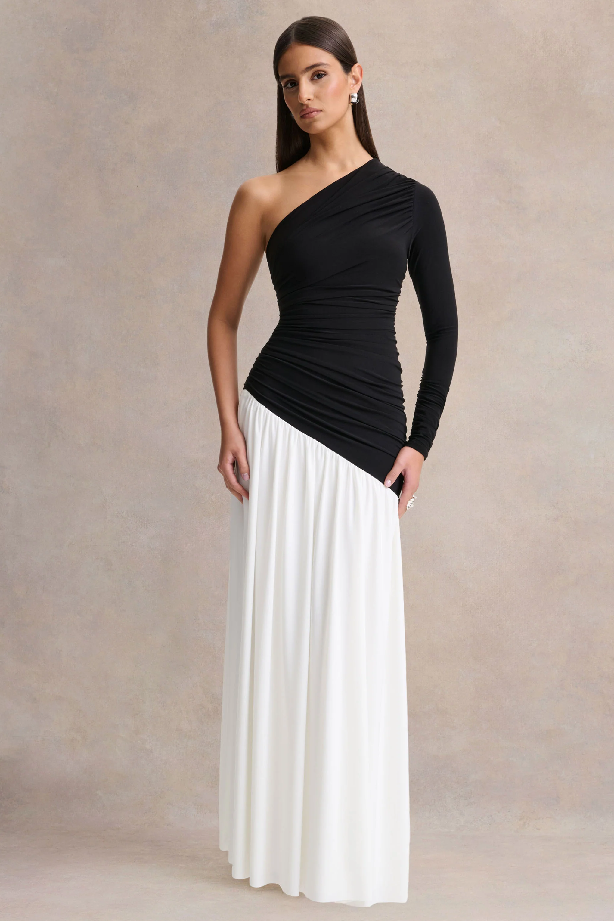 Danila | Zwart-Witte Asymmetrische-Hals Maxi Jurk Met Verlaagde Taille - Image 4