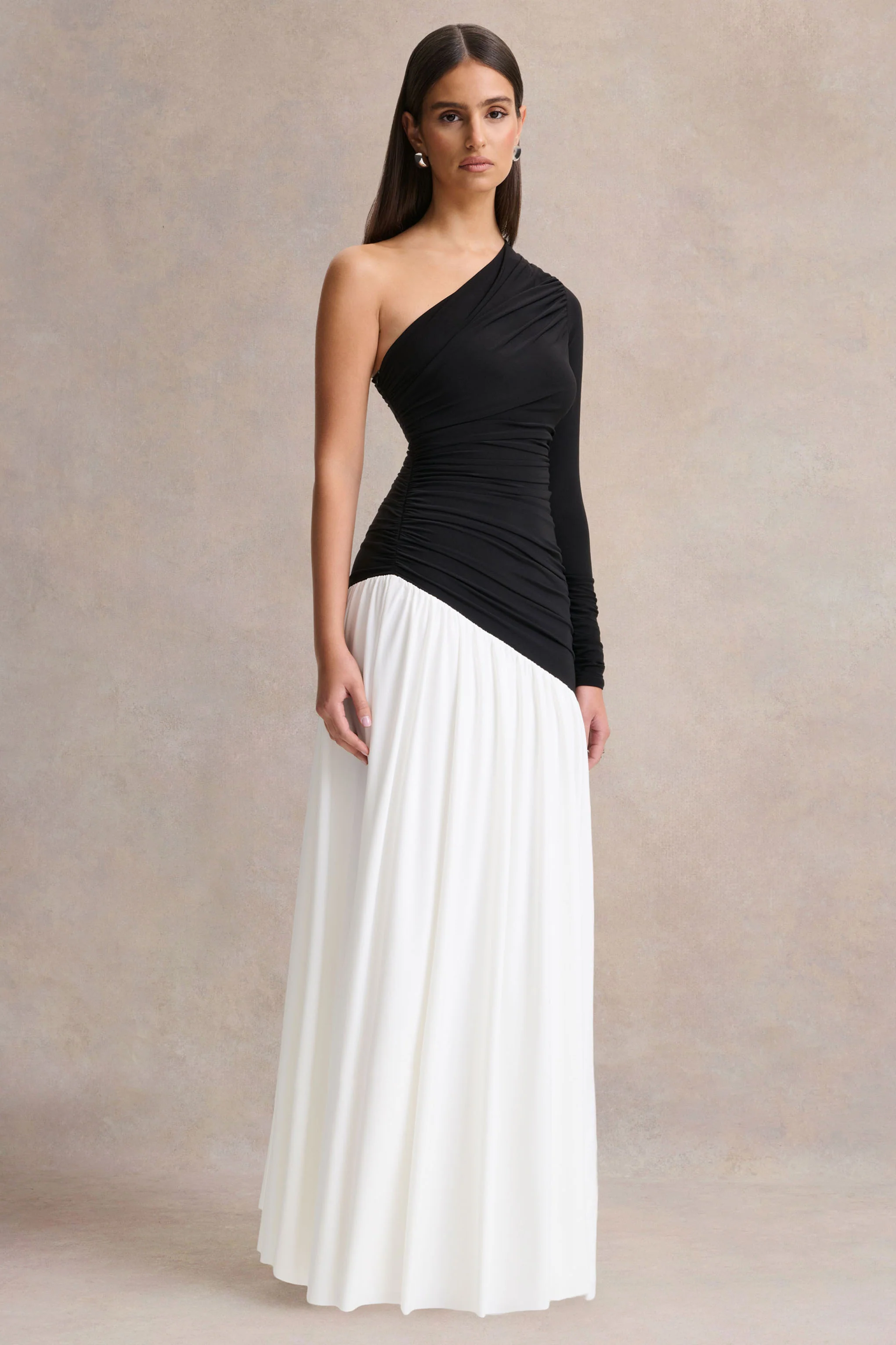 Danila | Zwart-Witte Asymmetrische-Hals Maxi Jurk Met Verlaagde Taille - Image 5