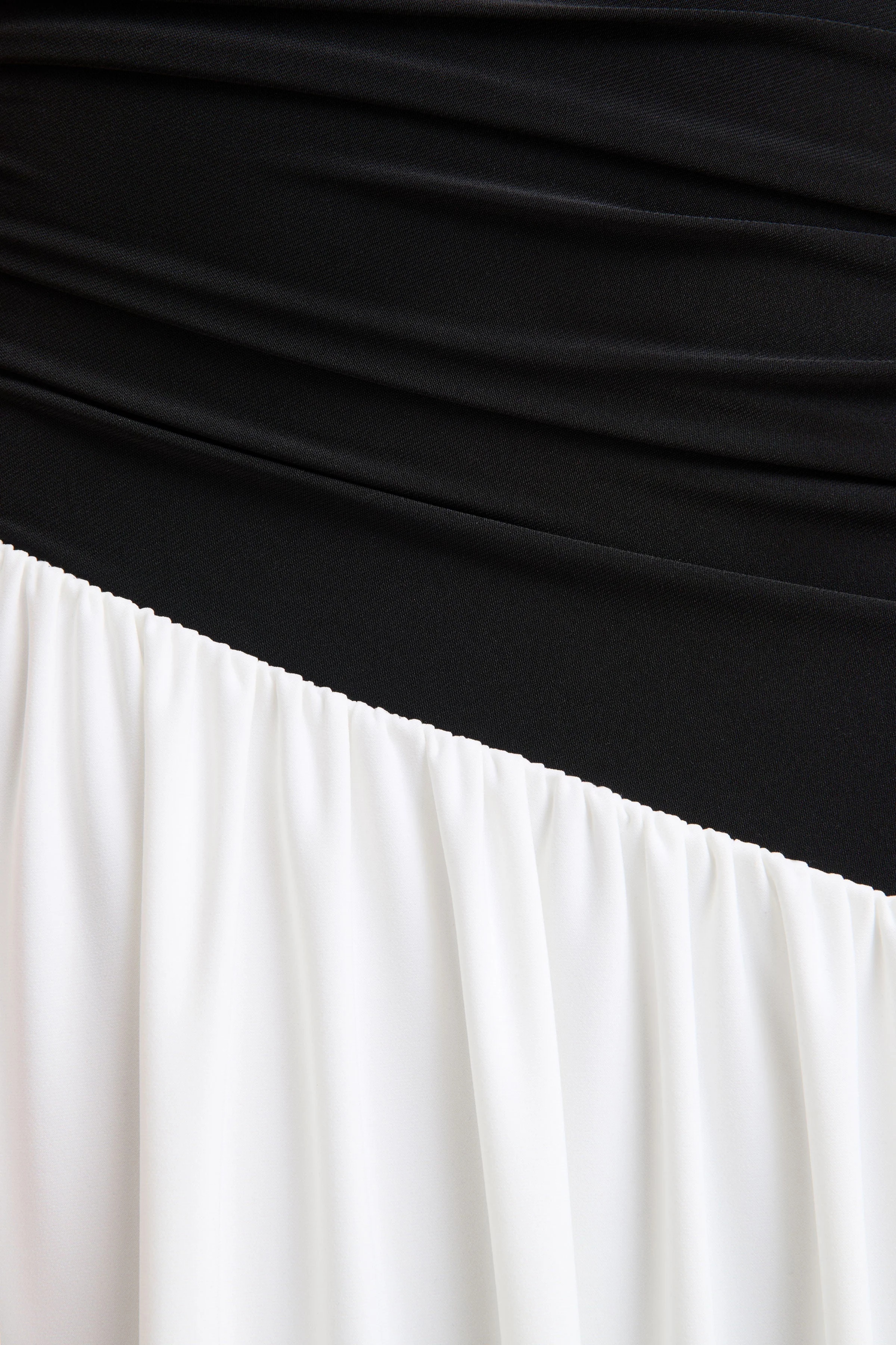 Danila | Zwart-Witte Asymmetrische-Hals Maxi Jurk Met Verlaagde Taille - Image 6