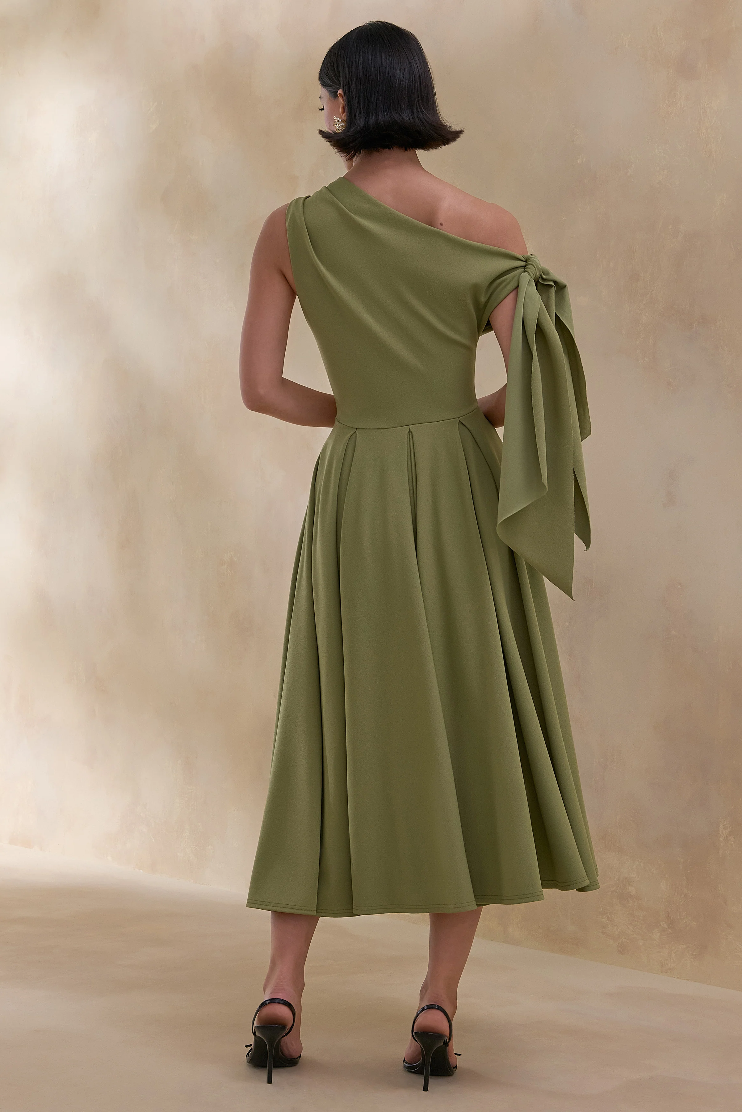 Daring | Olijfgroene Asymmetrische Hals Midi Jurk met Knoopdetail - Image 2