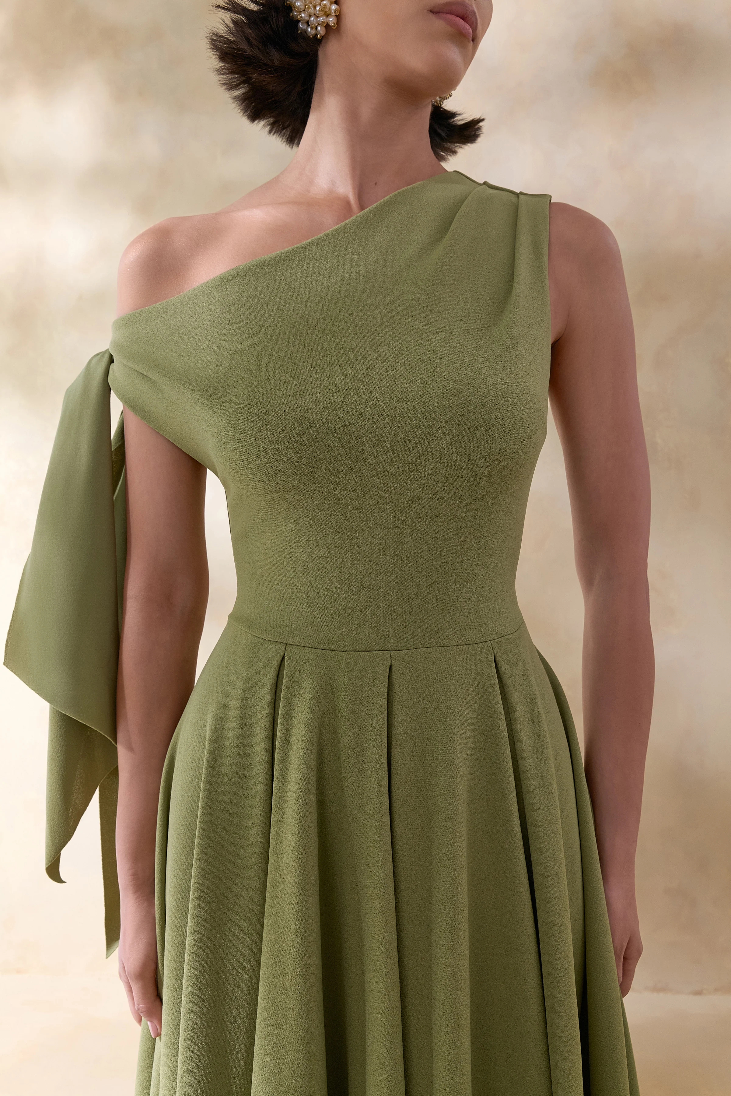 Daring | Olijfgroene Asymmetrische Hals Midi Jurk met Knoopdetail - Image 3