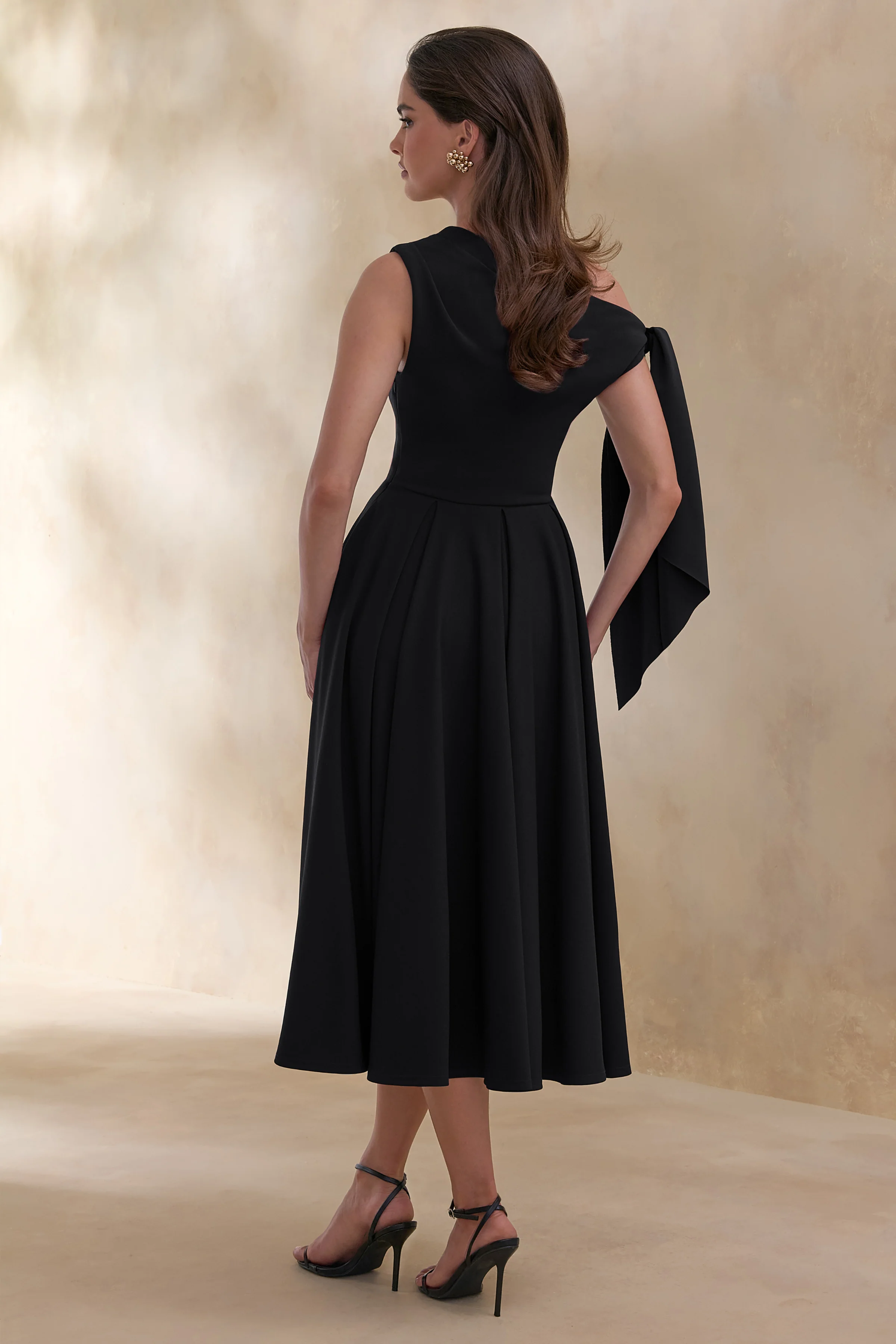 Daring | Zwarte Asymmetrische Hals Midi Jurk met Knoopdetail - Image 2