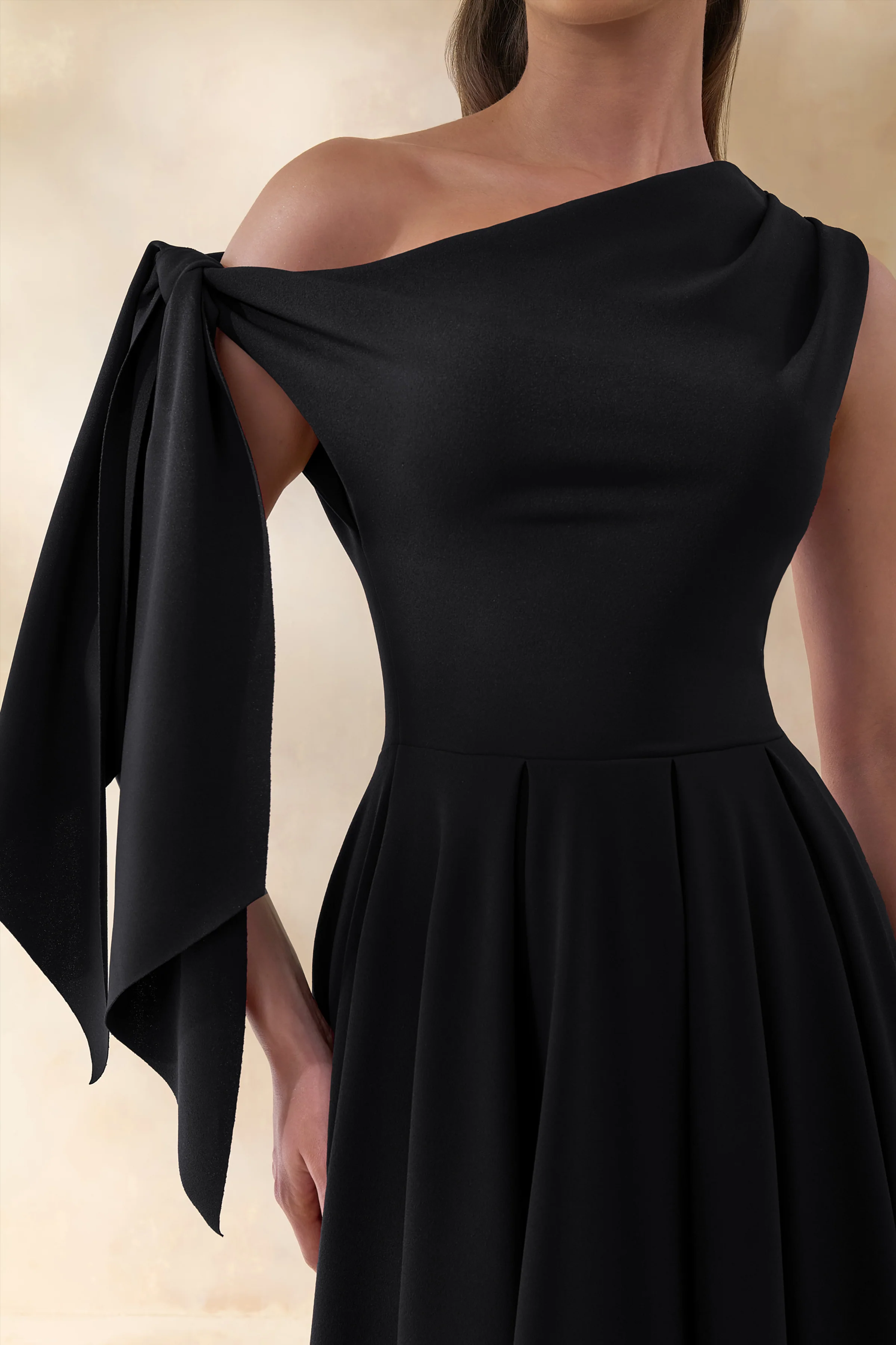 Daring | Zwarte Asymmetrische Hals Midi Jurk met Knoopdetail - Image 3