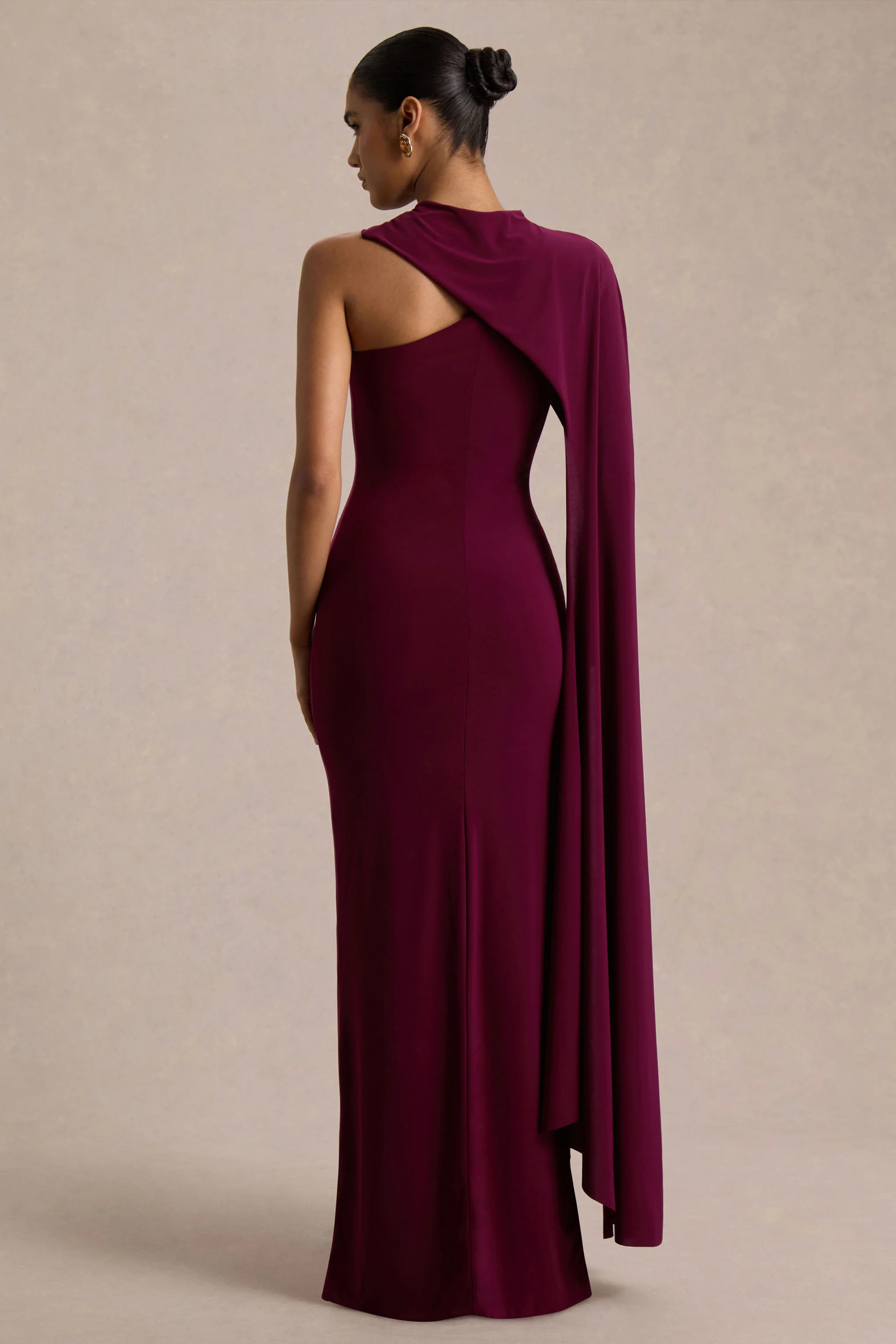 Dawn | Bordeauxrode Asymmetrische Hals Maxi-Jurk Met Eén Lange Mouw En Cape - Image 2