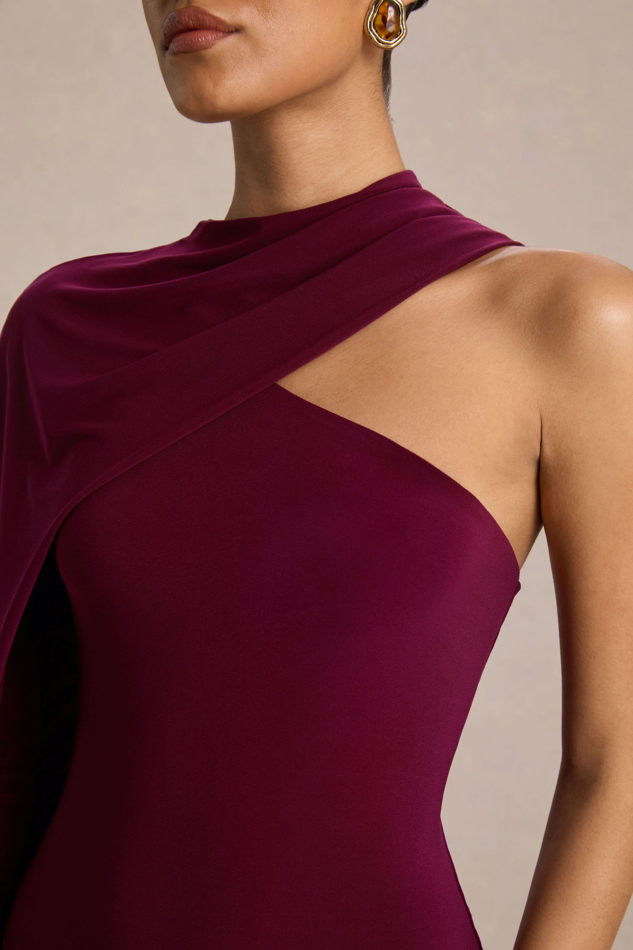 Dawn | Bordeauxrode Asymmetrische Hals Maxi-Jurk Met Eén Lange Mouw En Cape - Image 3
