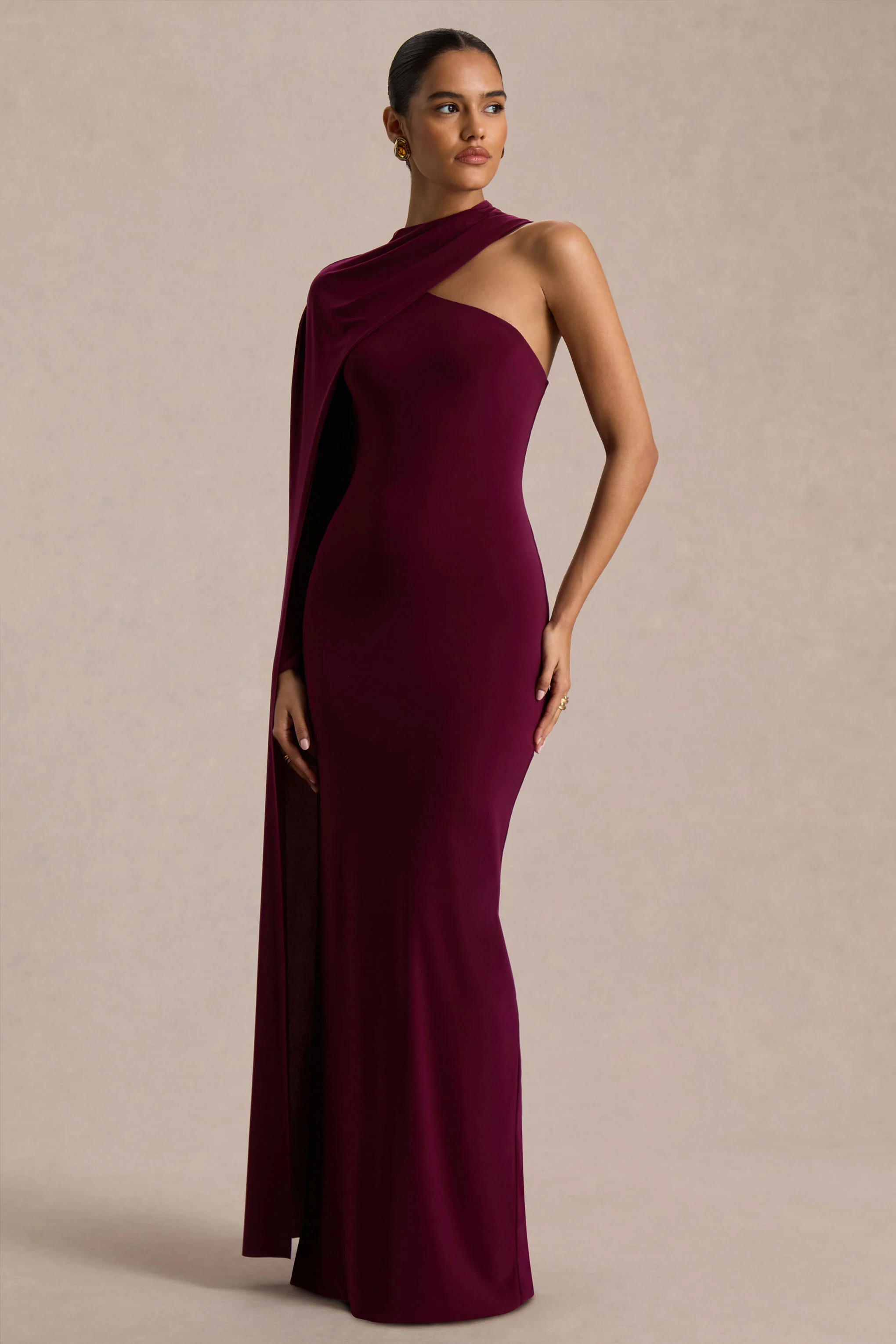 Dawn | Bordeauxrode Asymmetrische Hals Maxi-Jurk Met Eén Lange Mouw En Cape - Image 4