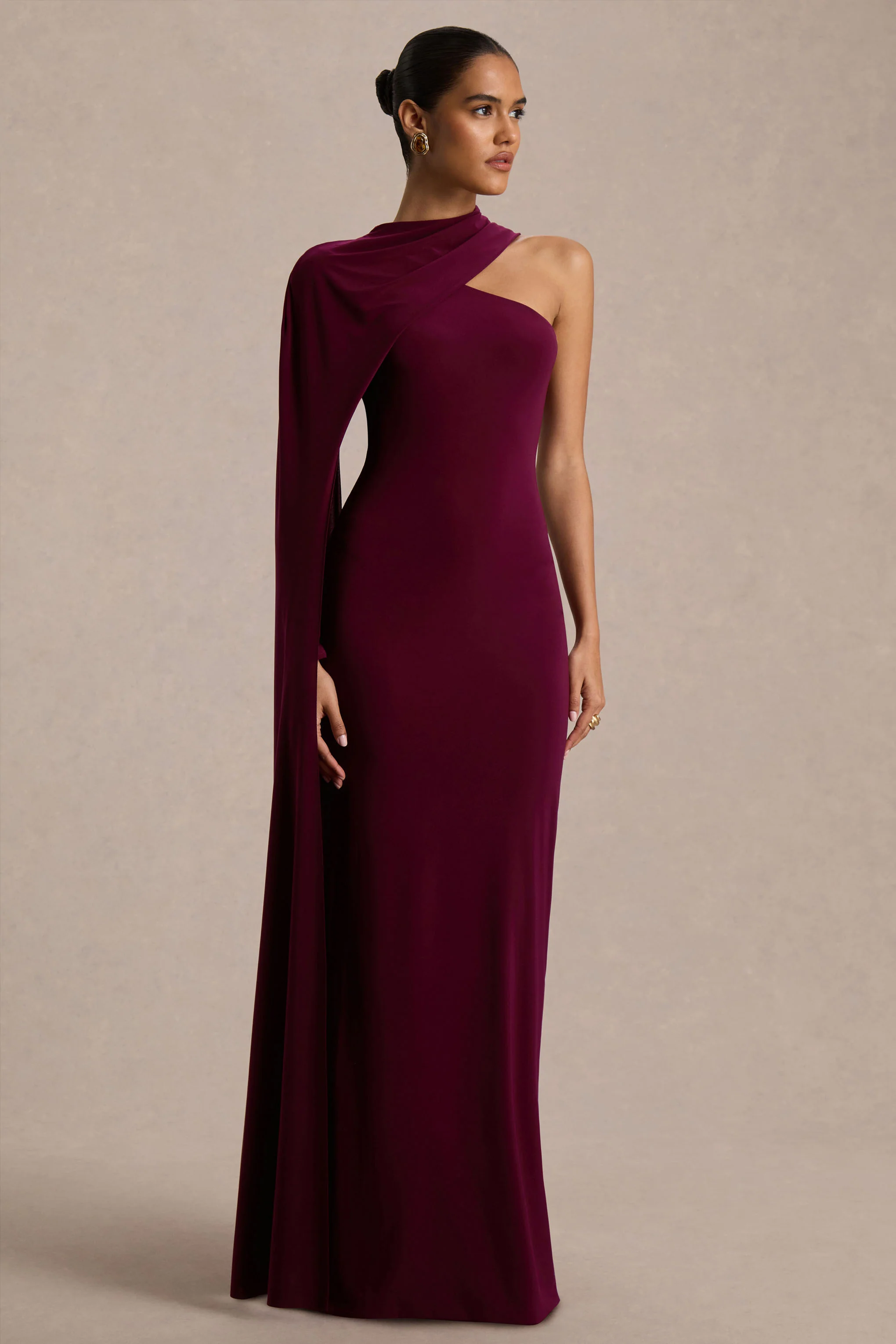 Dawn | Bordeauxrode Asymmetrische Hals Maxi-Jurk Met Eén Lange Mouw En Cape - Image 5
