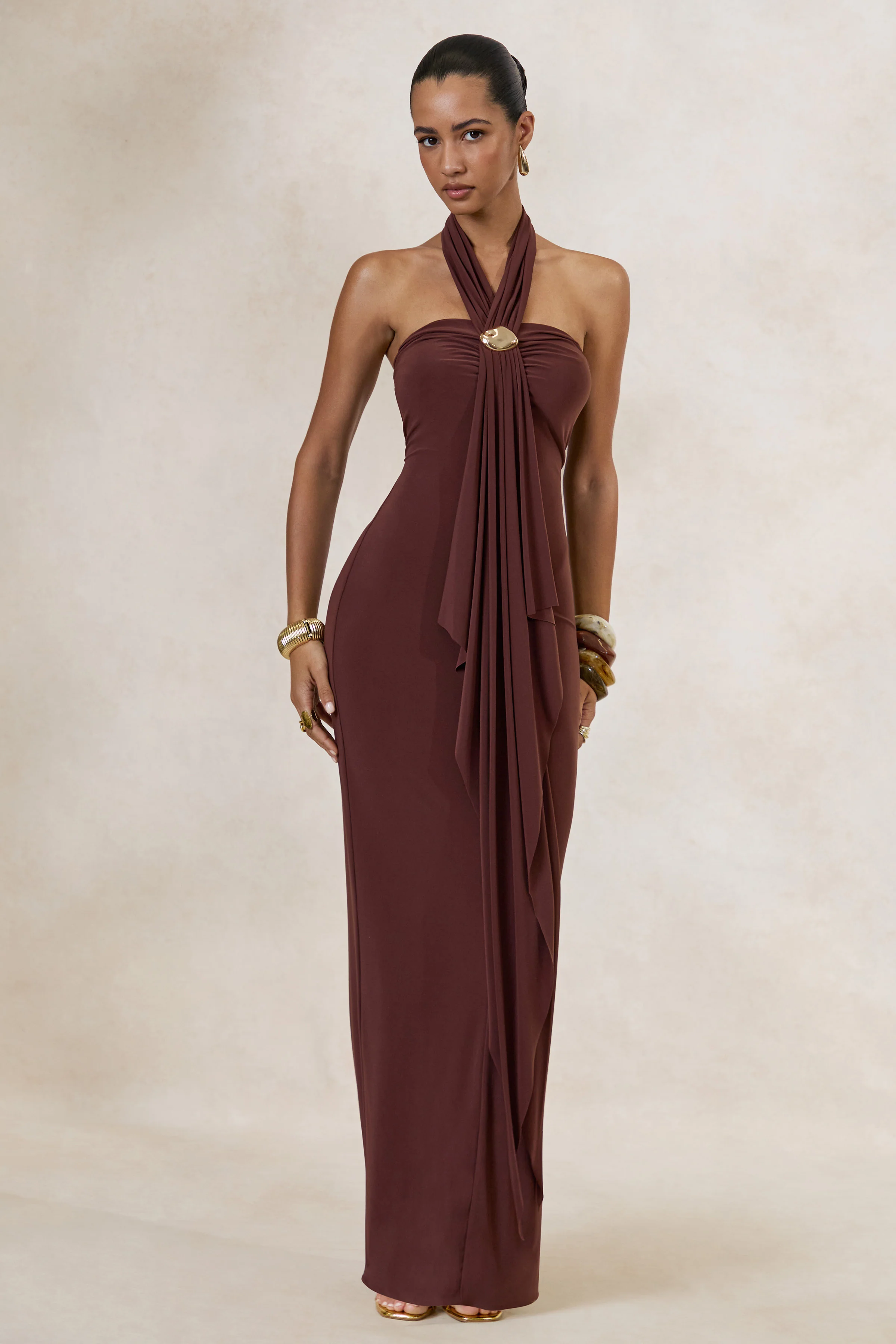 Delaina | Donkerbruine Halternek Maxi Jurk Met Gouden Detail En Ceintuur - Image 6