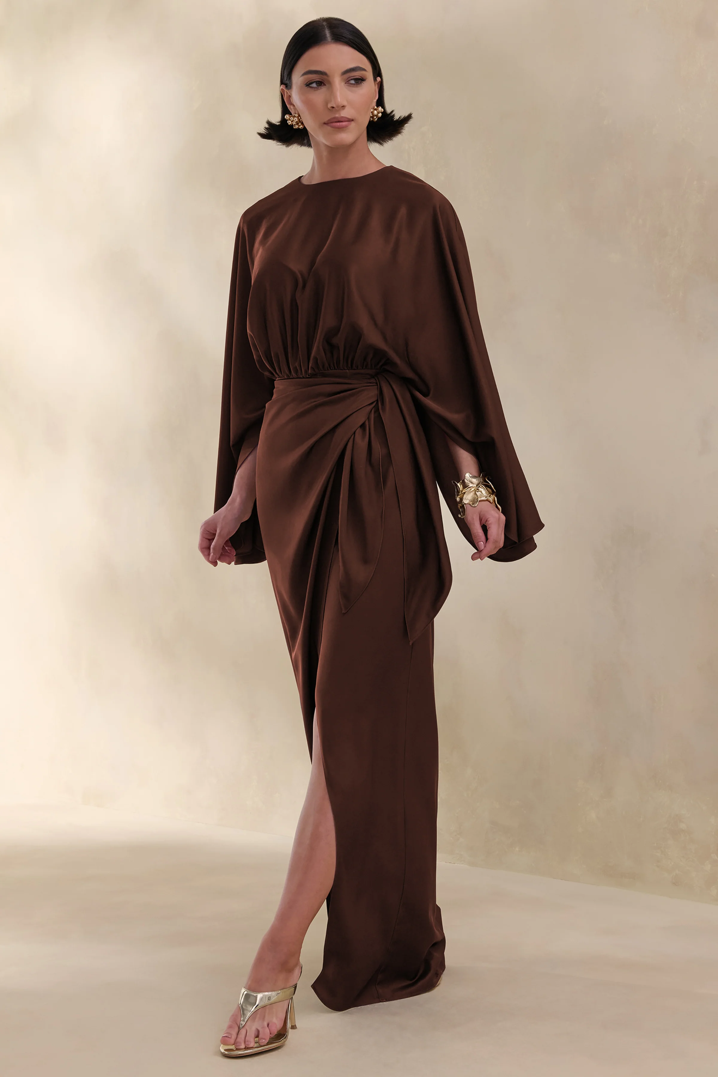 Delphina | Bruine Satijnen Maxi Jurk Met Geplooide En Knoopdetail
