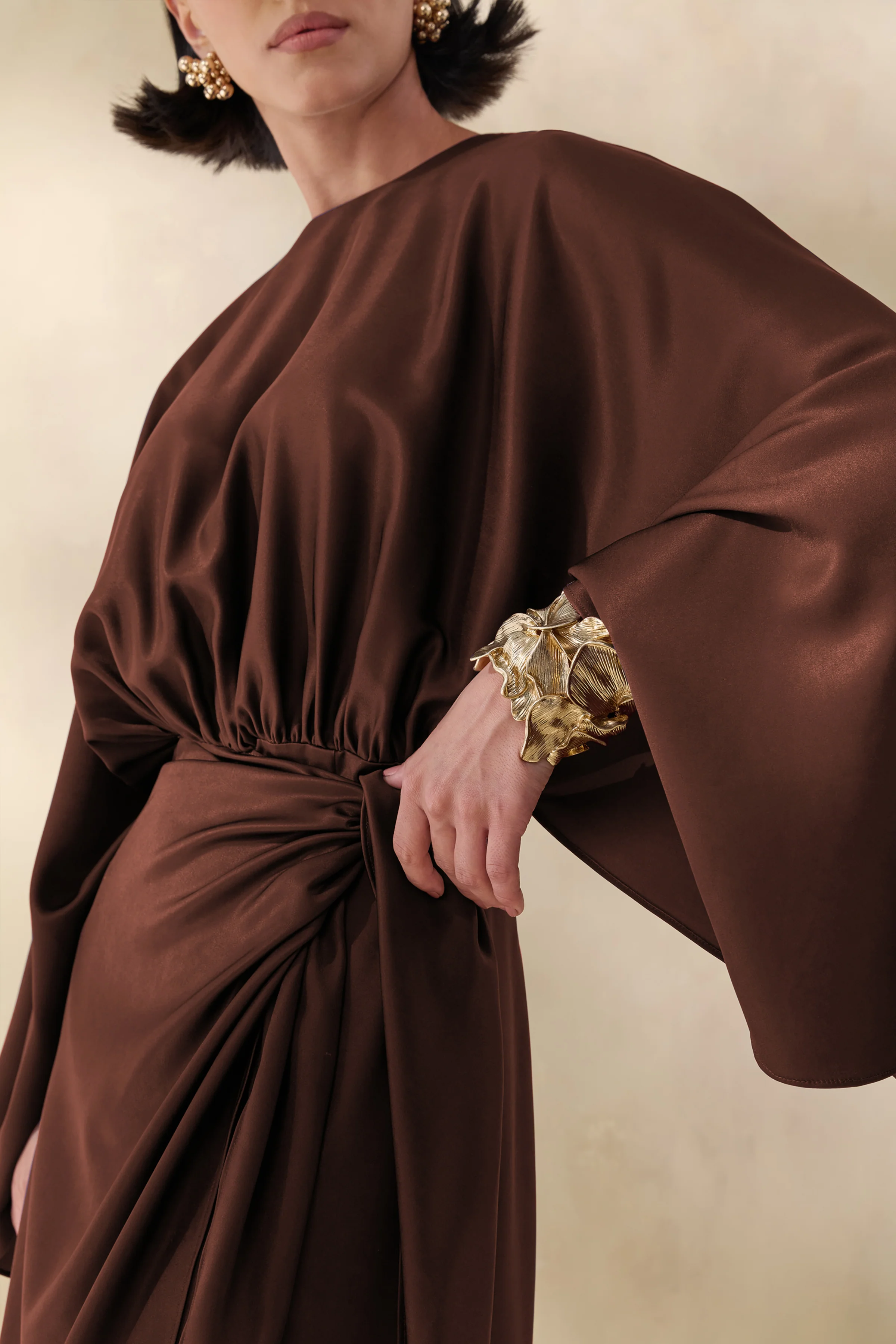 Delphina | Bruine Satijnen Maxi Jurk Met Geplooide En Knoopdetail - Image 3