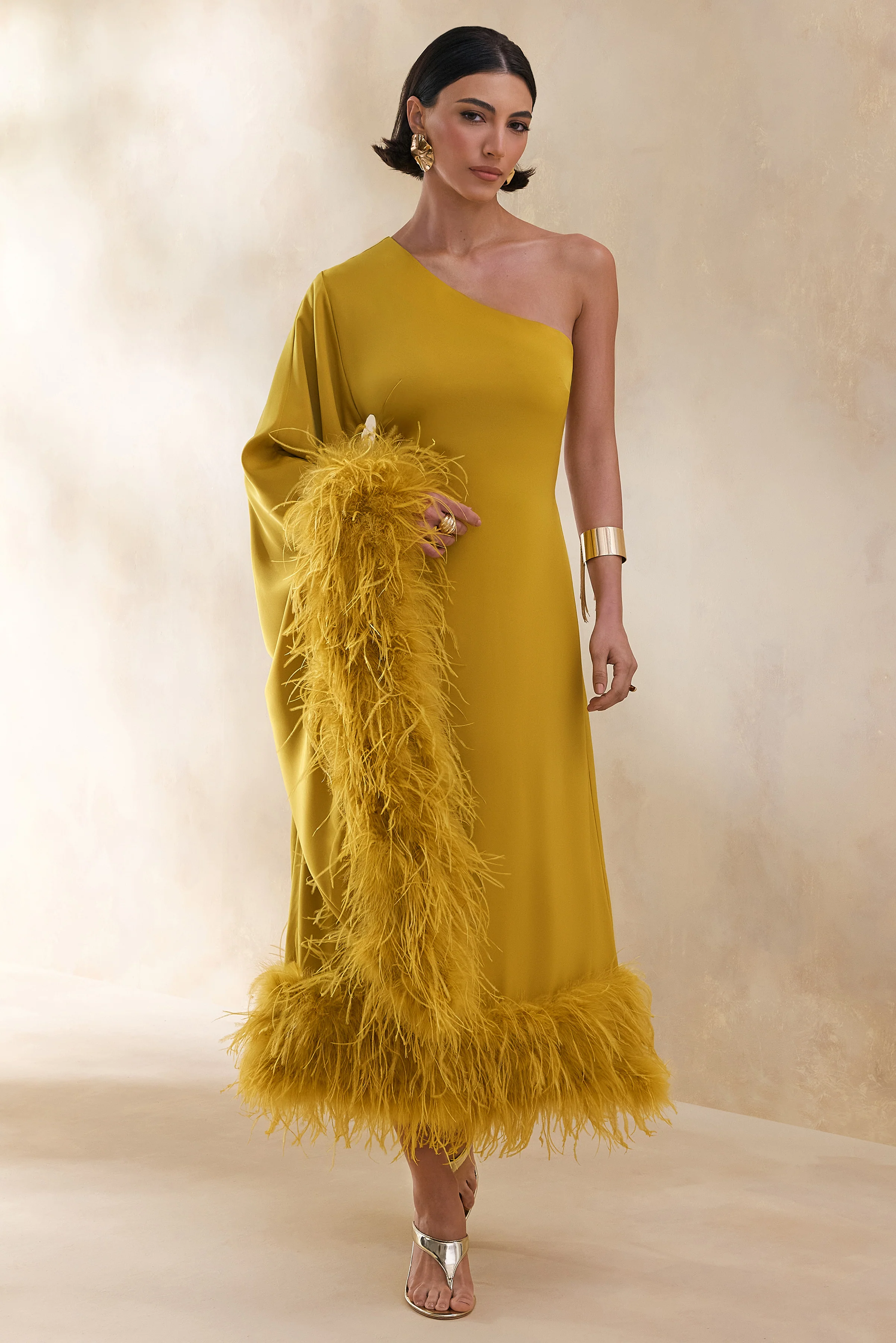 Destiny | Gele Satijnen Asymmetrische Halslijn Maxi Jurk Met Veer Details - Image 4