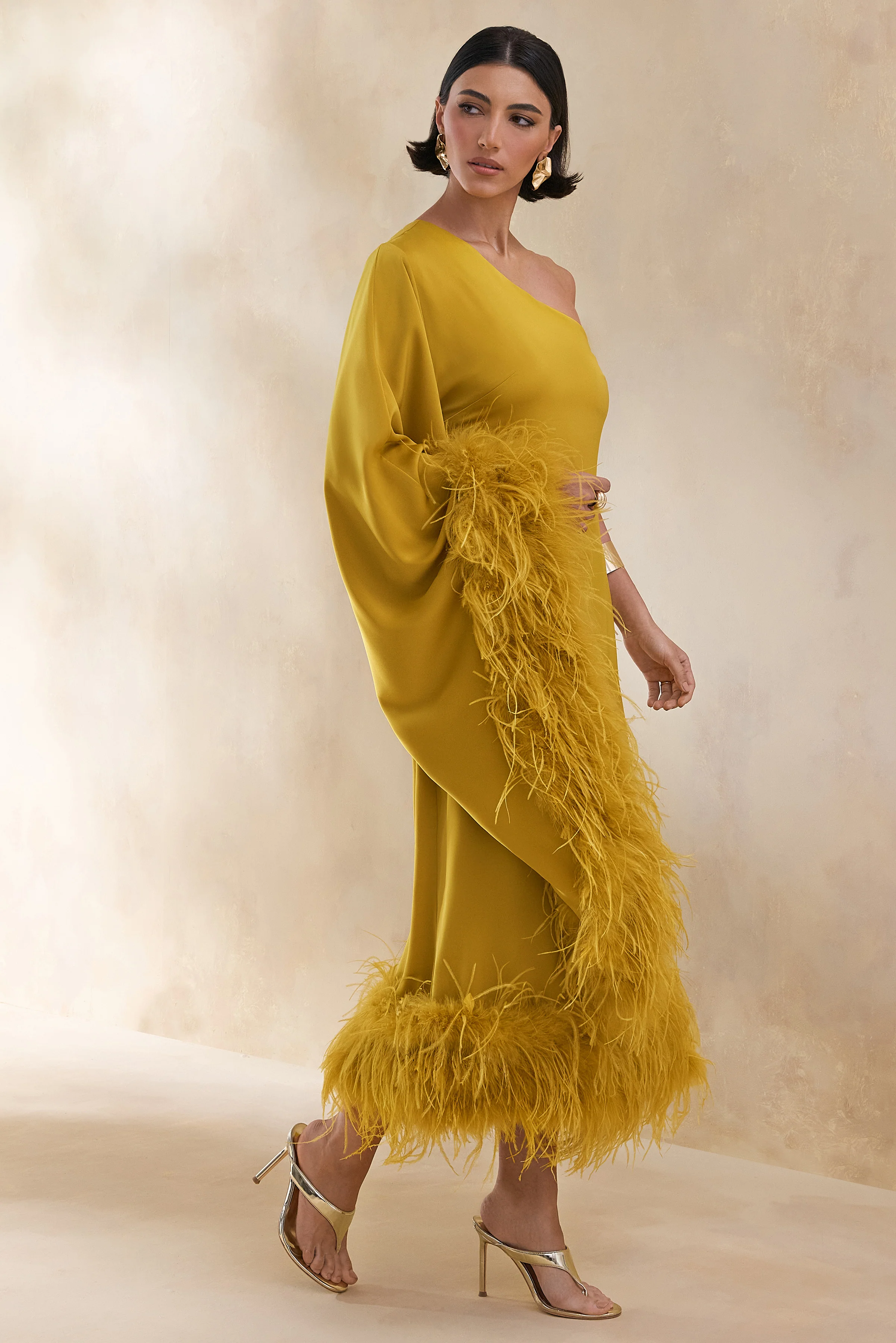 Destiny | Gele Satijnen Asymmetrische Halslijn Maxi Jurk Met Veer Details - Image 6