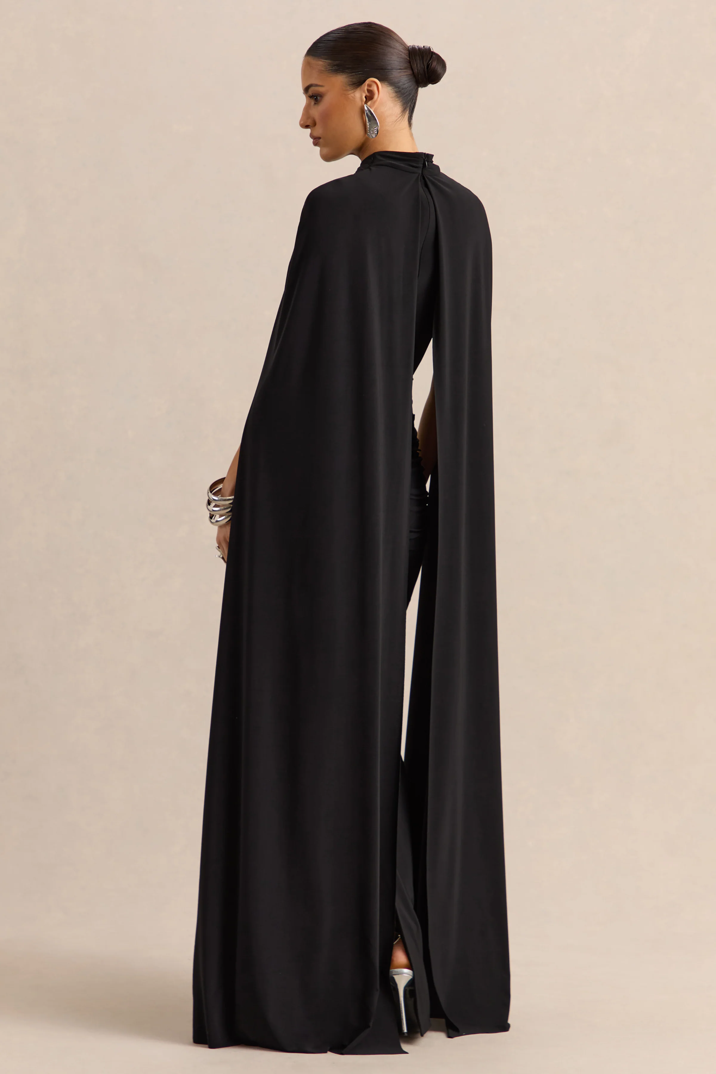 Dianelle | Zwarte Hoge Hals Maxi Jurk Met Cape Mouwen - Image 2