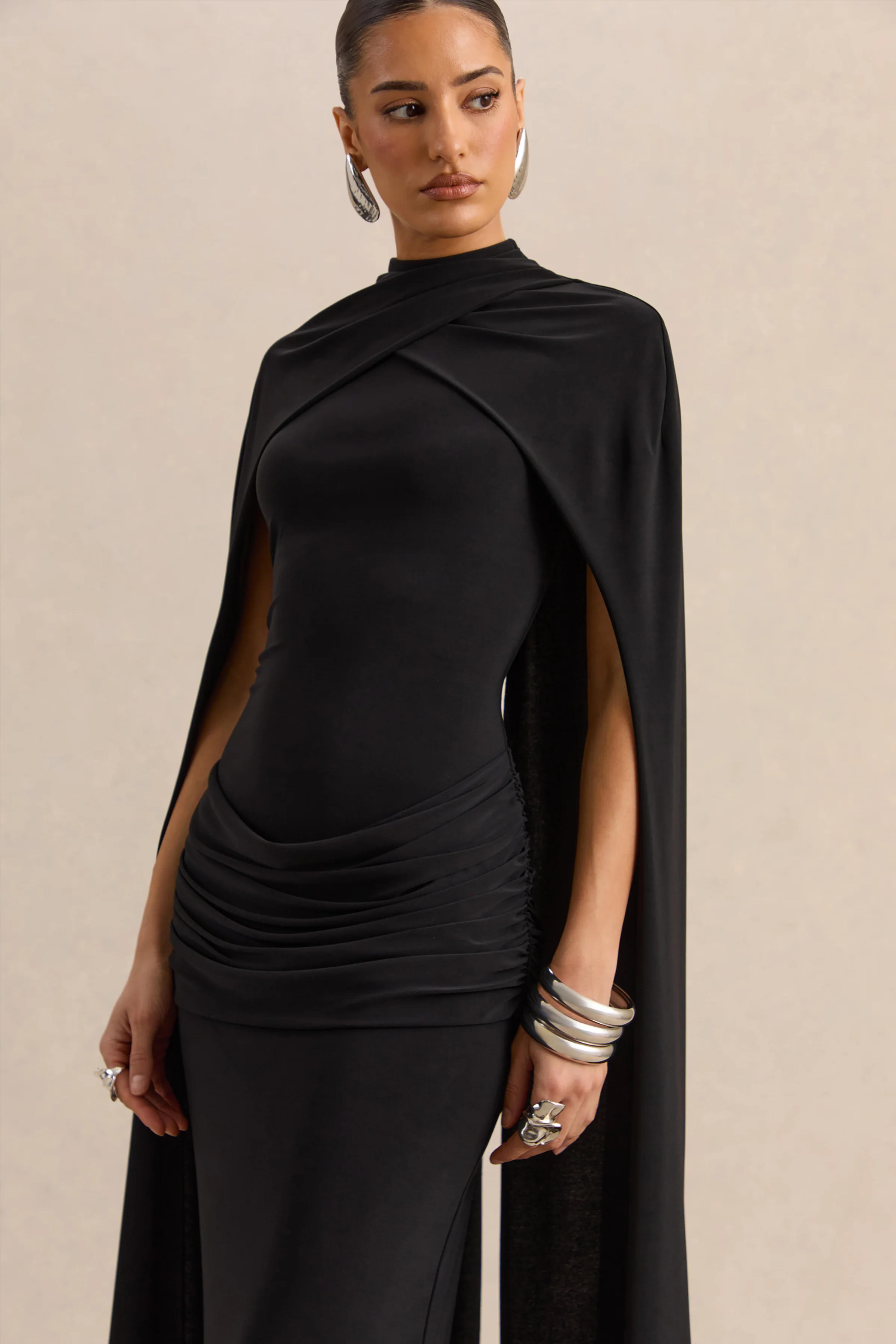 Dianelle | Zwarte Hoge Hals Maxi Jurk Met Cape Mouwen - Image 3