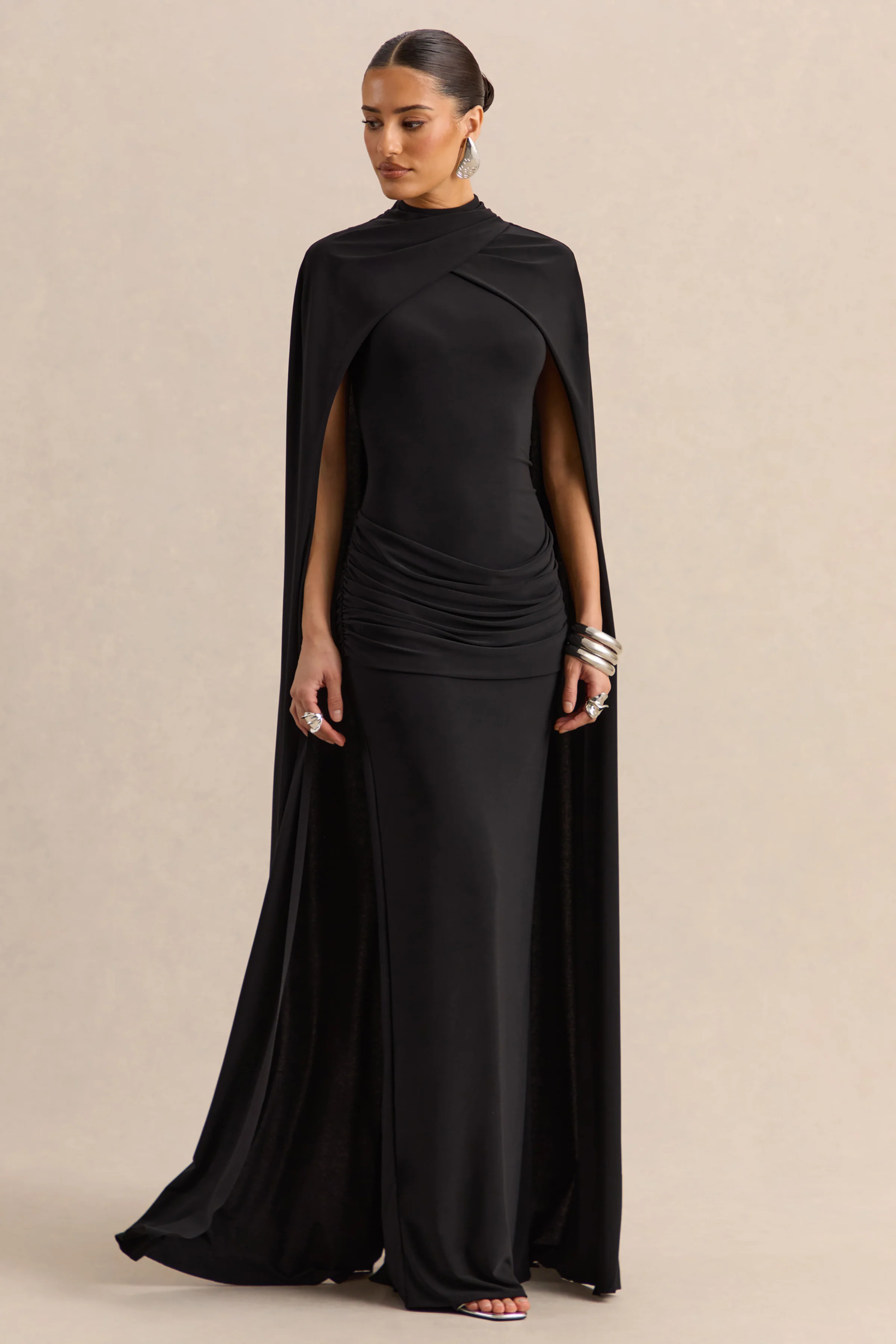Dianelle | Zwarte Hoge Hals Maxi Jurk Met Cape Mouwen - Image 5
