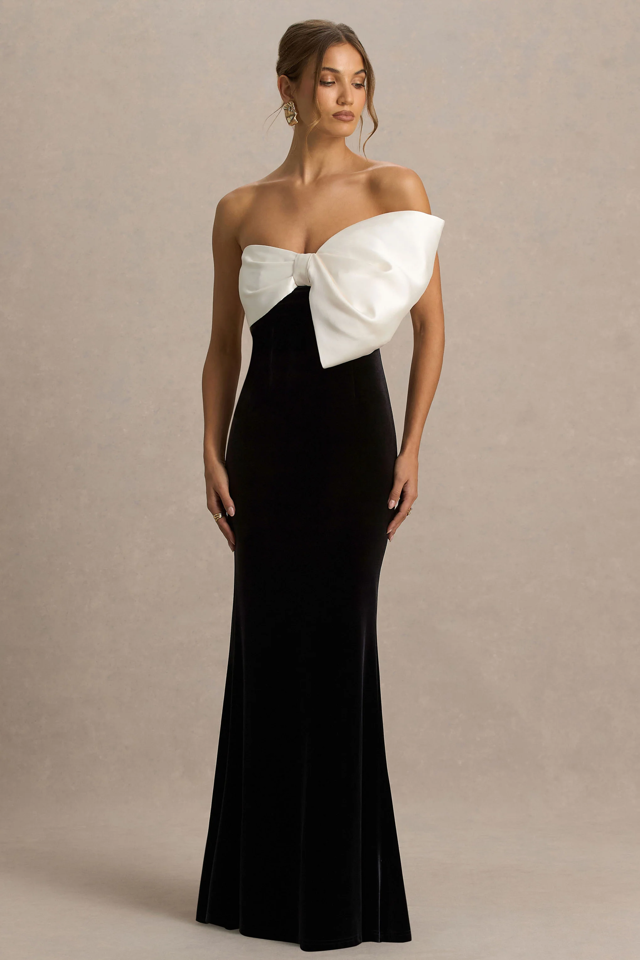 Divulge | Zwart-Witte Fluwelen Asymmetrische Halslijn Maxi Jurk Met Strik Detail