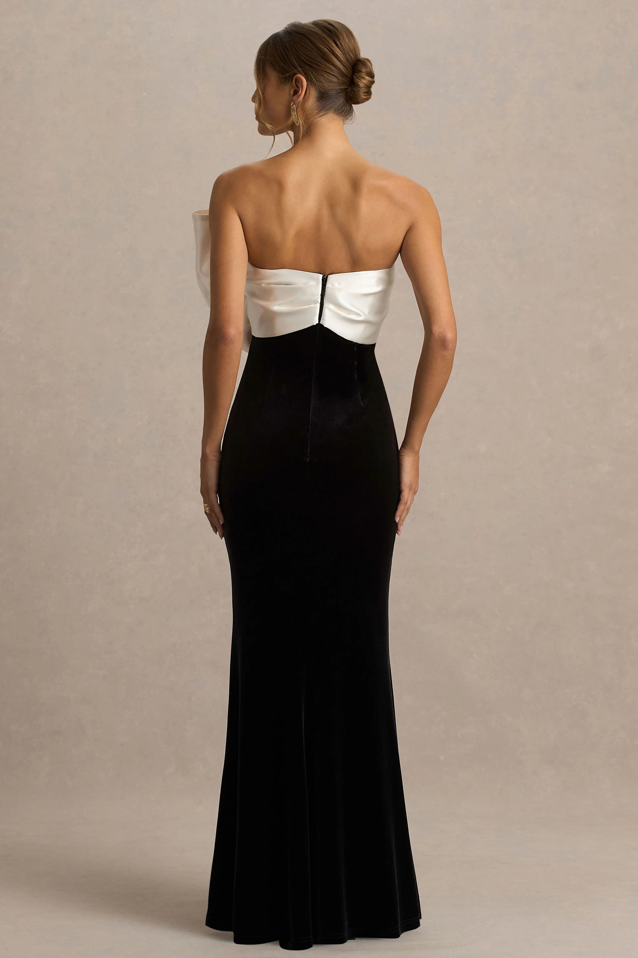 Divulge | Zwart-Witte Fluwelen Asymmetrische Halslijn Maxi Jurk Met Strik Detail - Image 2
