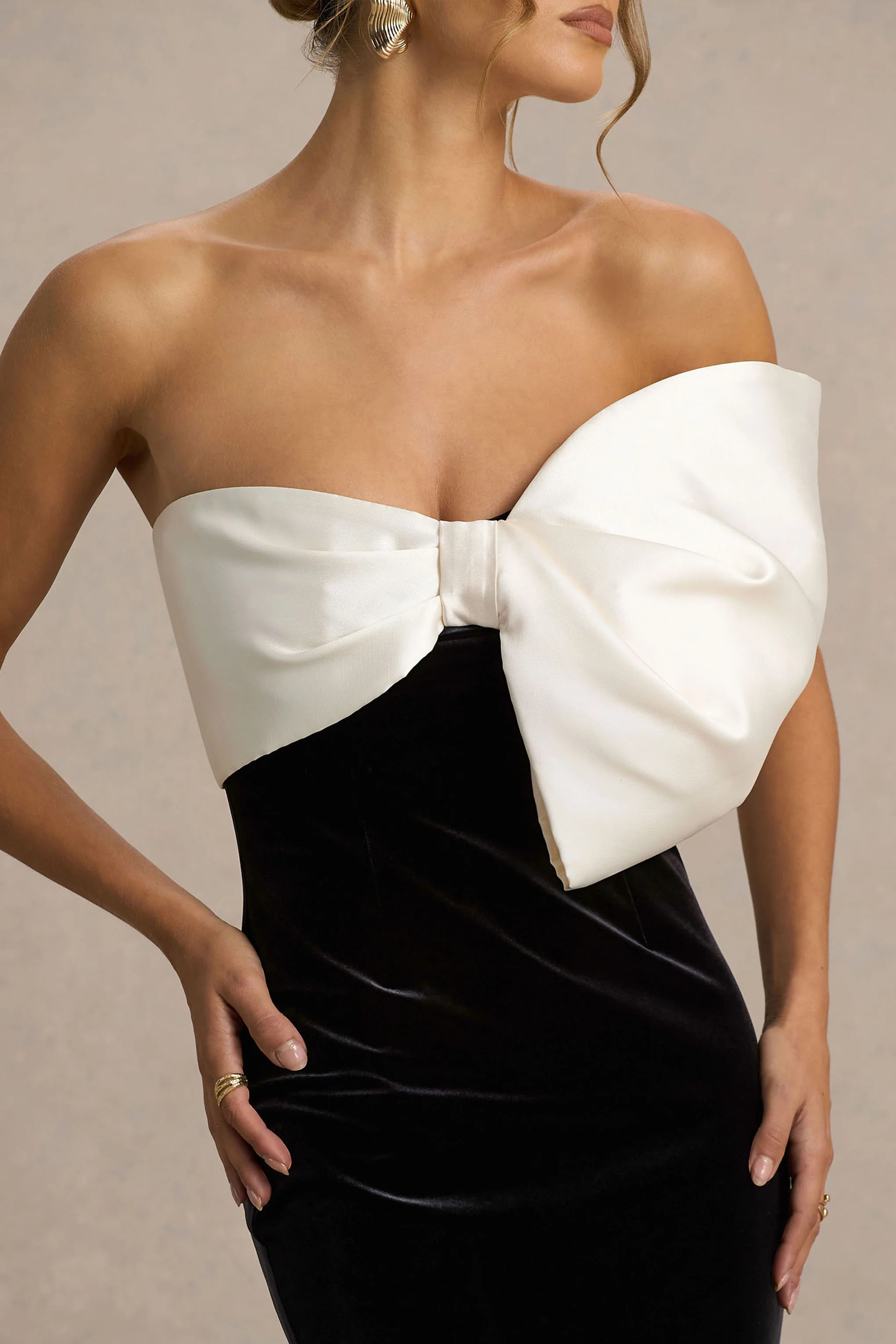 Divulge | Zwart-Witte Fluwelen Asymmetrische Halslijn Maxi Jurk Met Strik Detail - Image 3