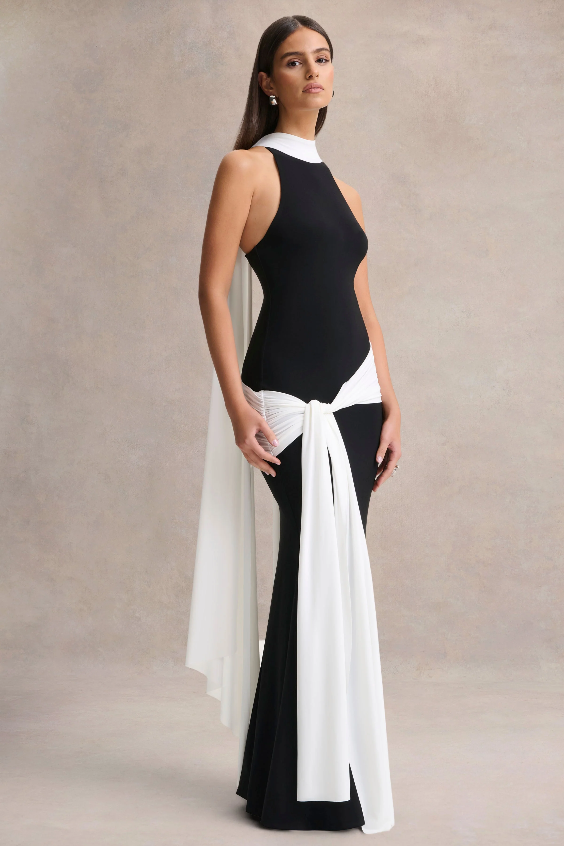 Dorinda | Zwart-Witte Hoge-Hals Maxi Jurk Met Drapering En Ceintuur Detail