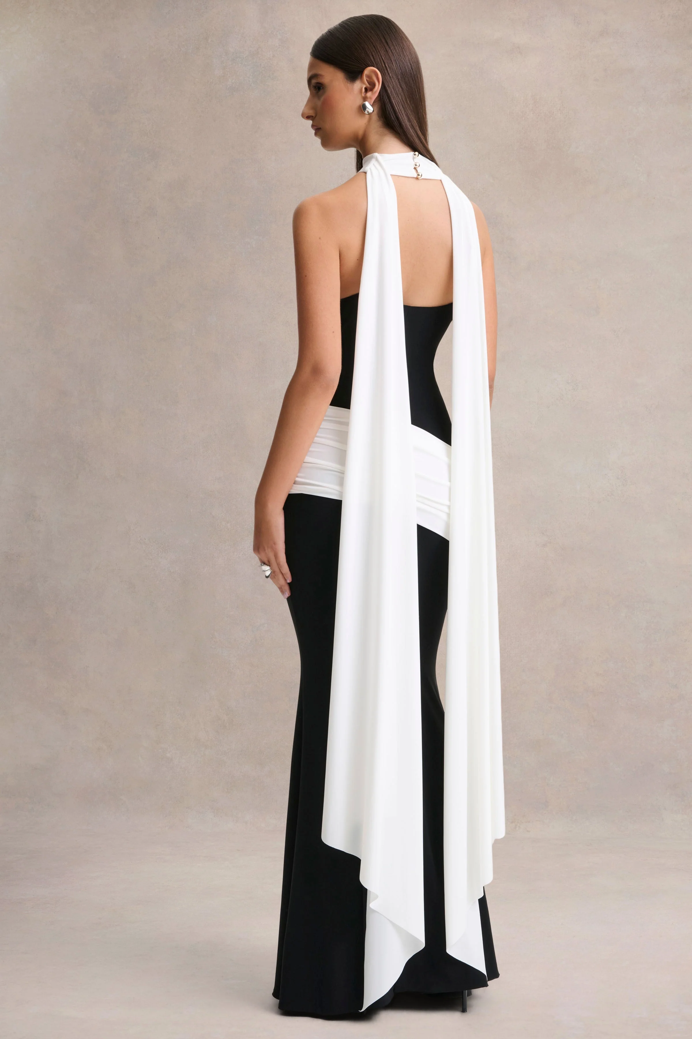Dorinda | Zwart-Witte Hoge-Hals Maxi Jurk Met Drapering En Ceintuur Detail - Image 2