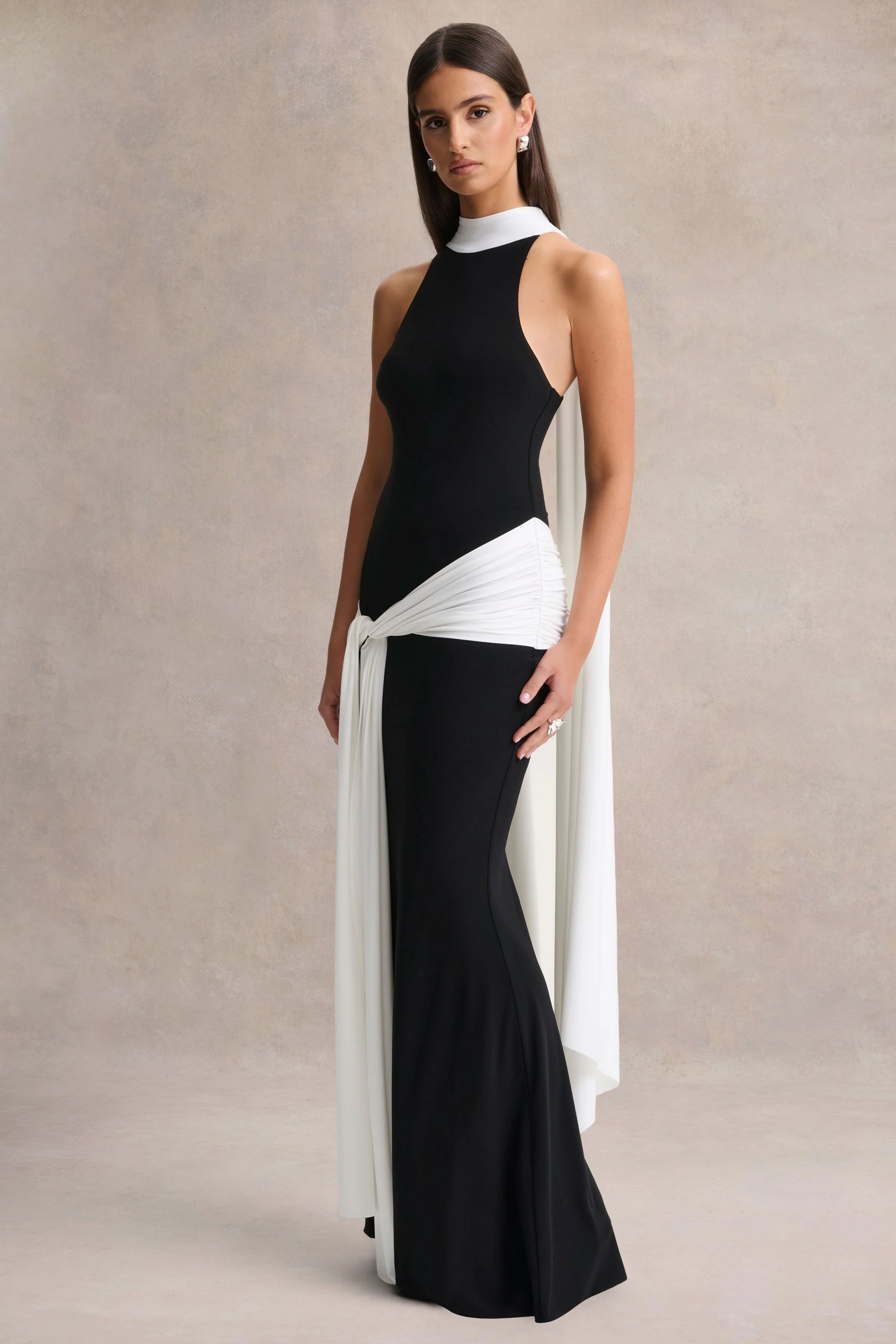 Dorinda | Zwart-Witte Hoge-Hals Maxi Jurk Met Drapering En Ceintuur Detail - Image 4