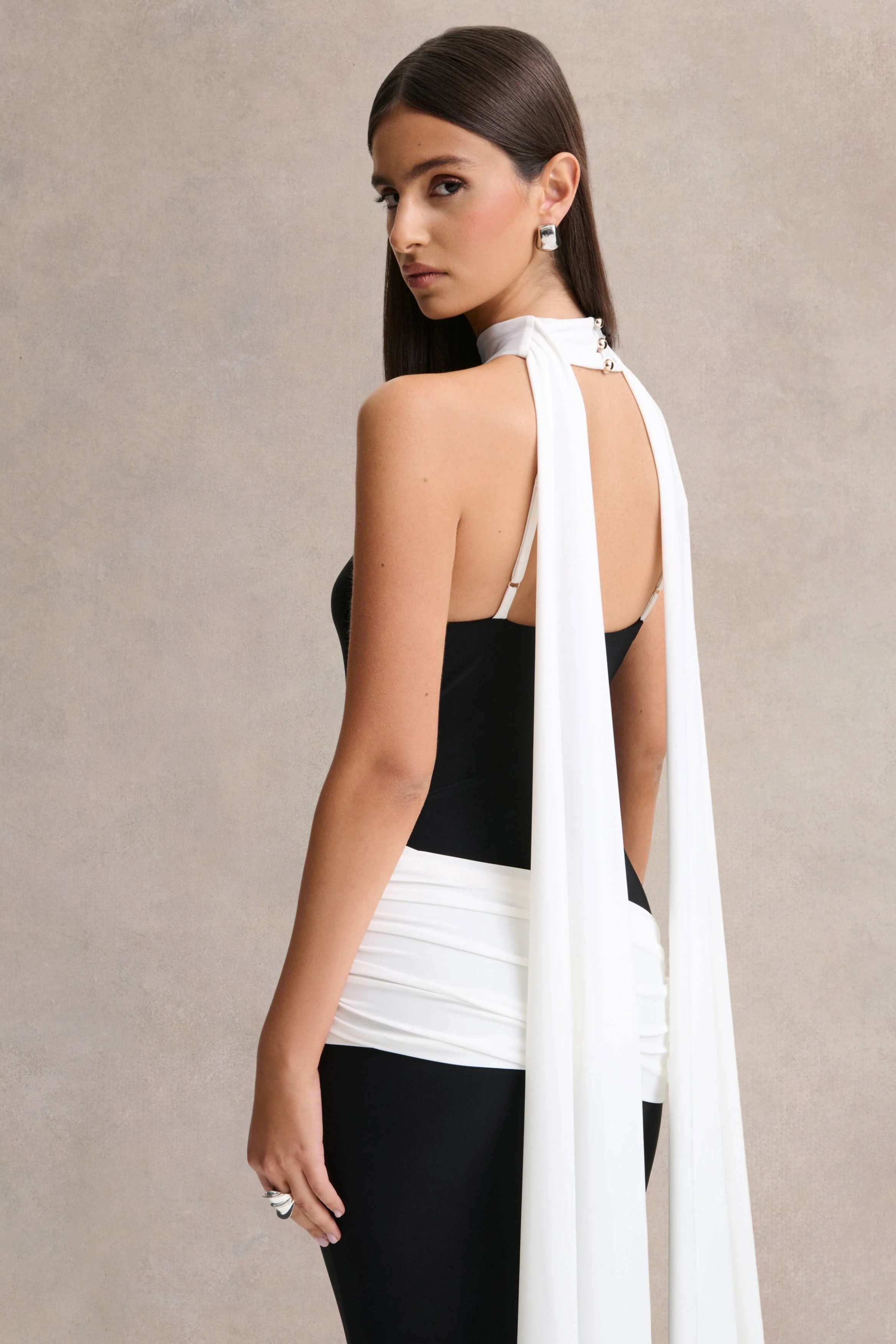 Dorinda | Zwart-Witte Hoge-Hals Maxi Jurk Met Drapering En Ceintuur Detail - Image 5