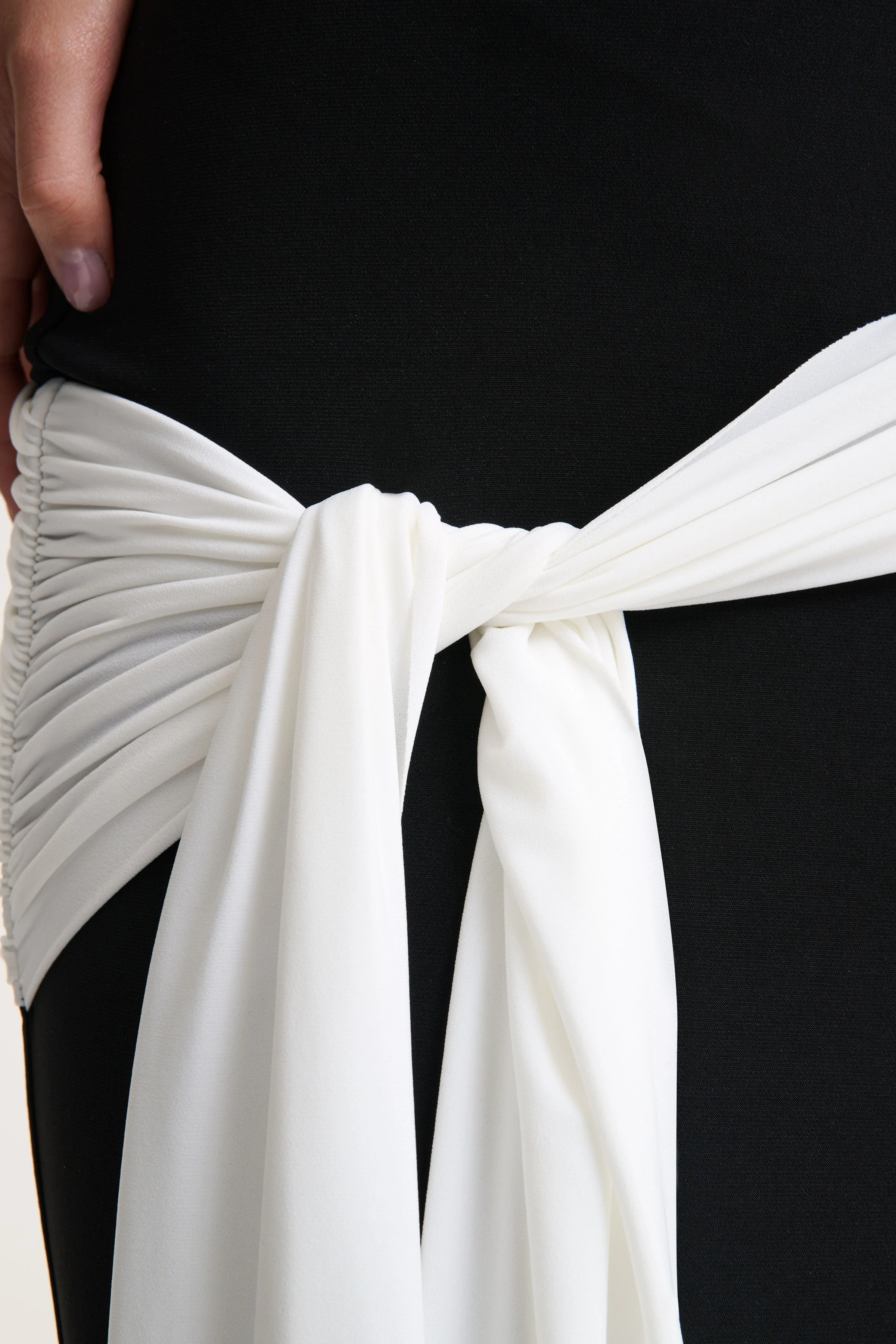 Dorinda | Zwart-Witte Hoge-Hals Maxi Jurk Met Drapering En Ceintuur Detail - Image 6