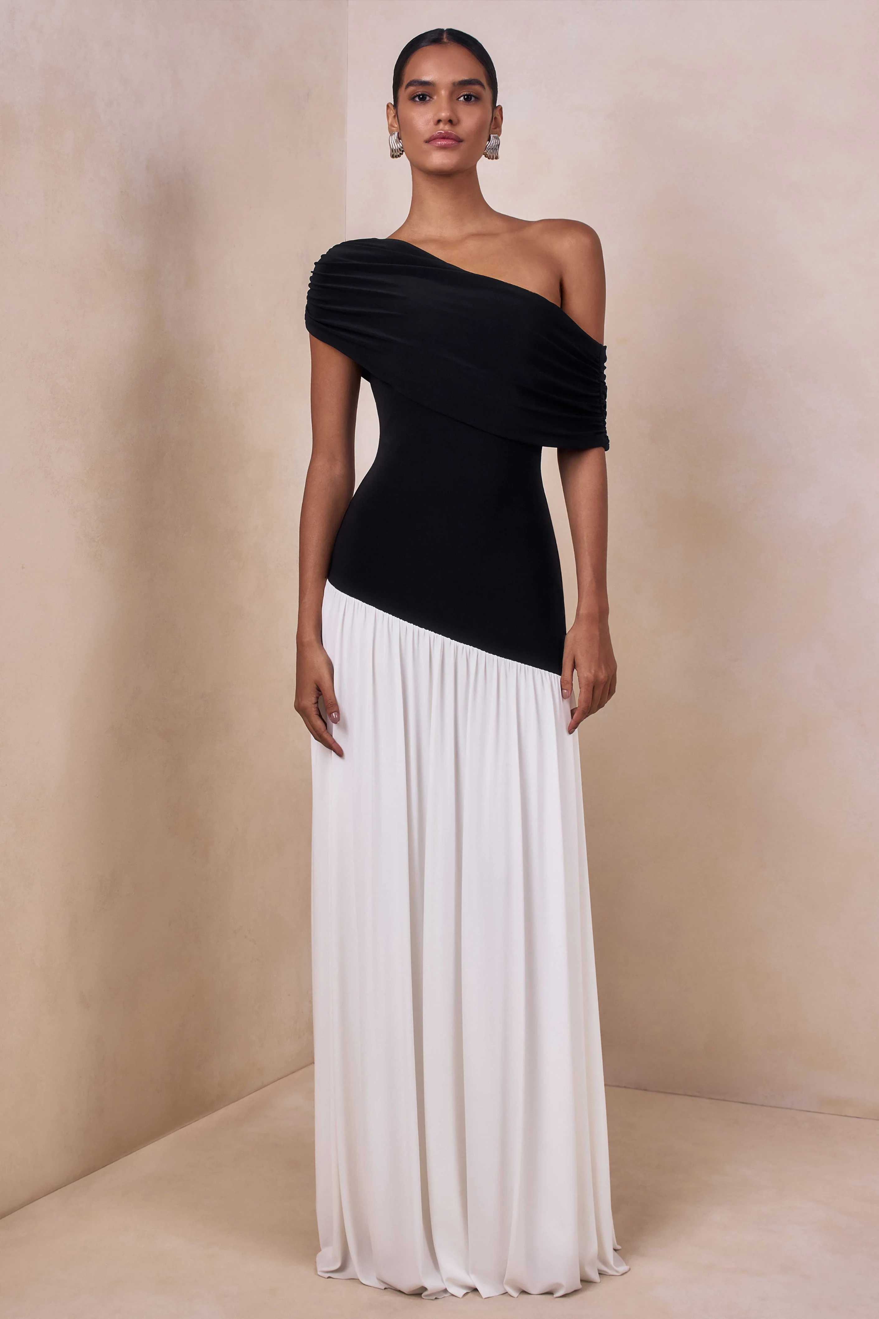 Doroyta | Zwart-Witte Asymmetrische Hals Maxi Jurk