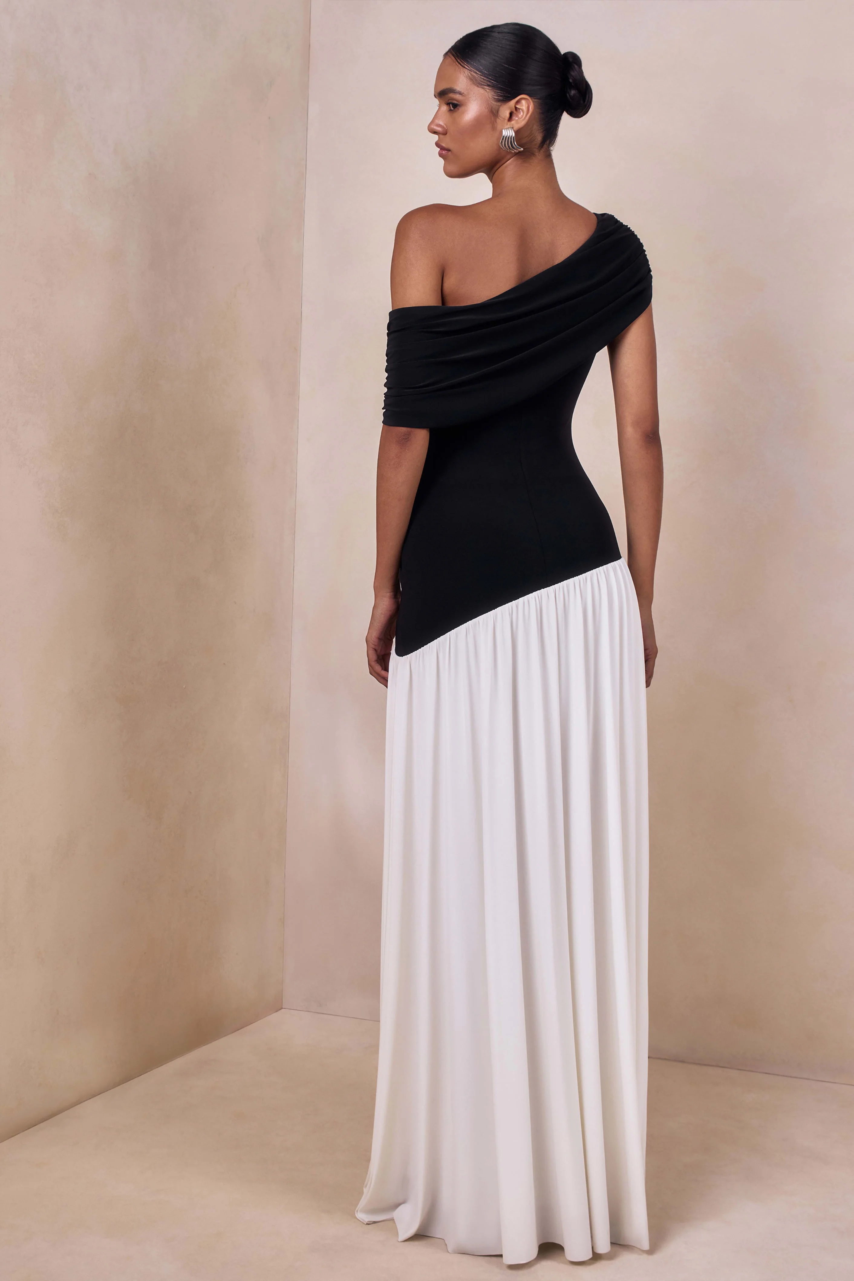 Doroyta | Zwart-Witte Asymmetrische Hals Maxi Jurk - Image 2