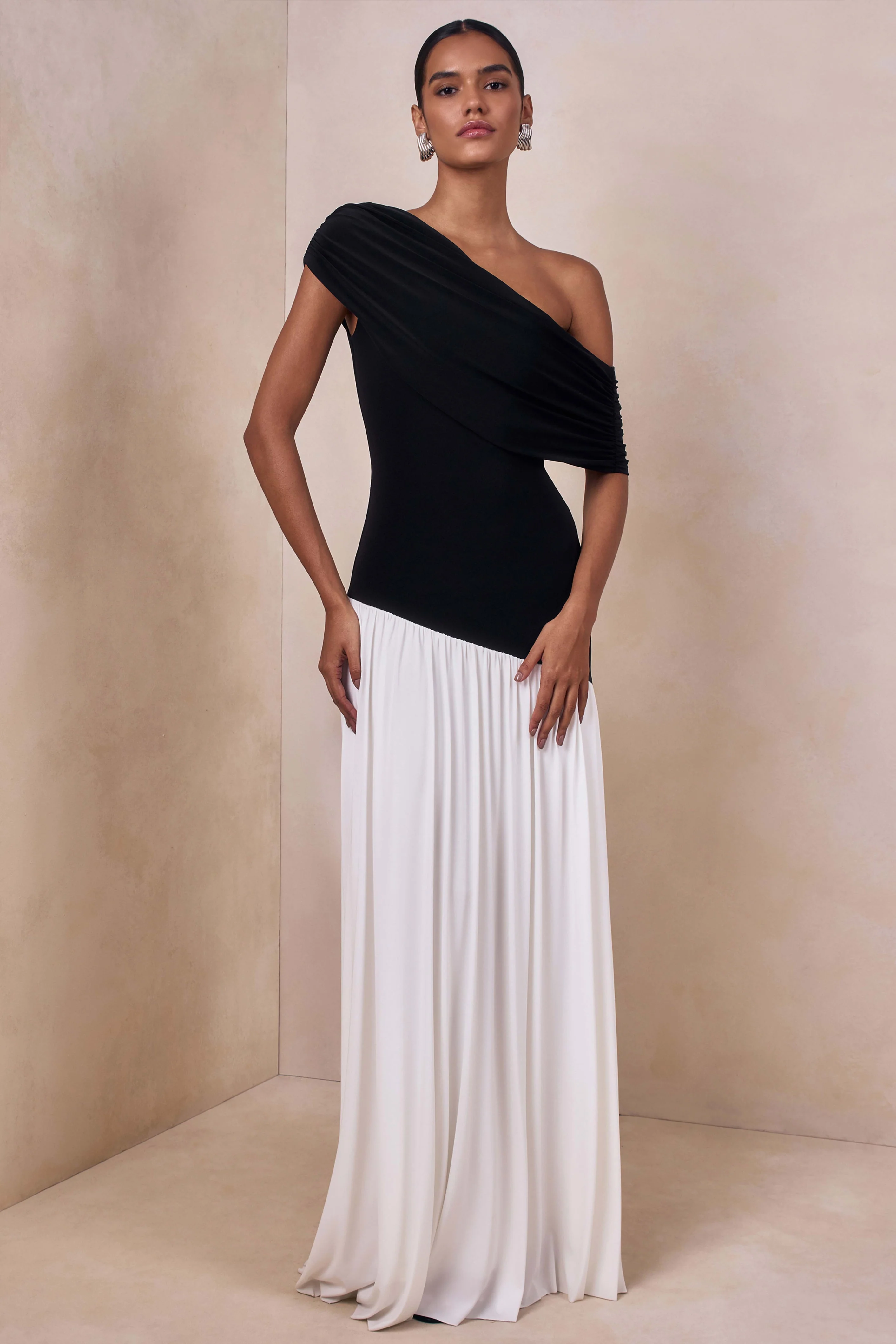Doroyta | Zwart-Witte Asymmetrische Hals Maxi Jurk - Image 4