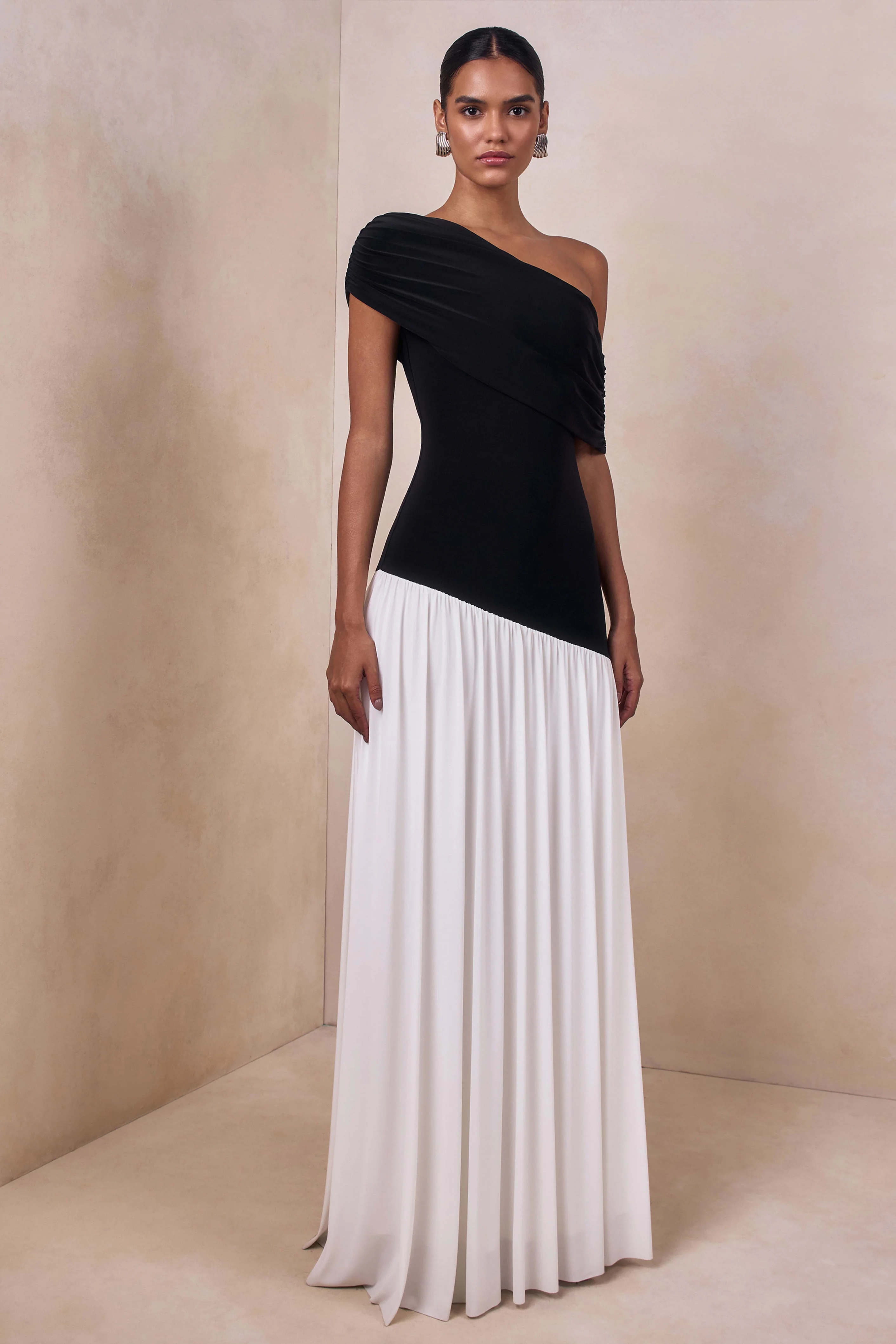 Doroyta | Zwart-Witte Asymmetrische Hals Maxi Jurk - Image 5