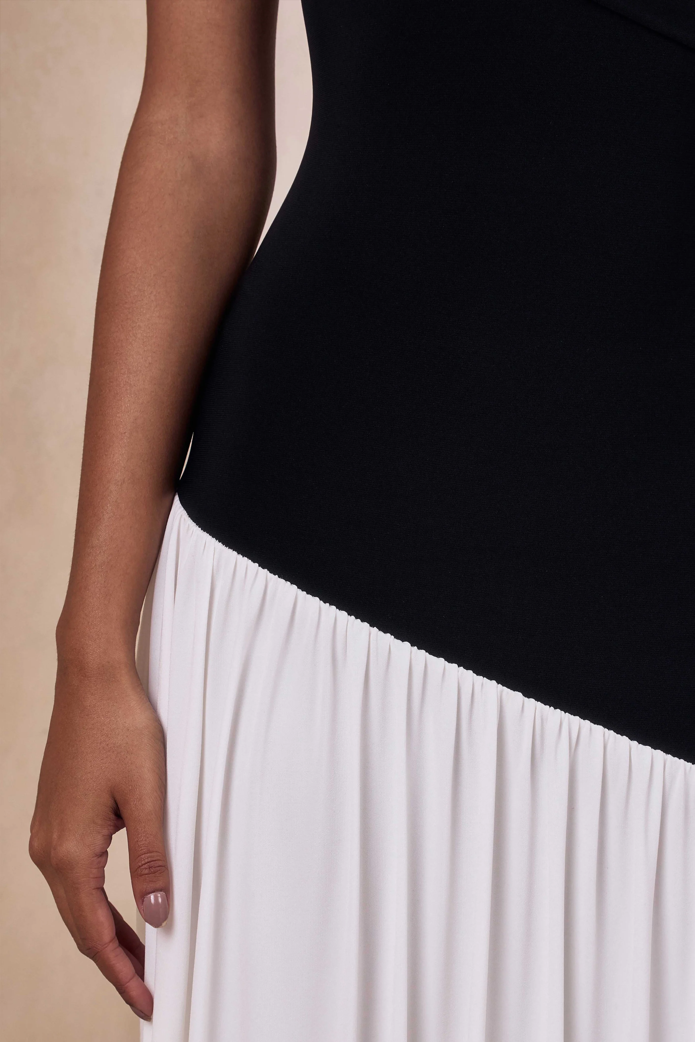 Doroyta | Zwart-Witte Asymmetrische Hals Maxi Jurk - Image 6