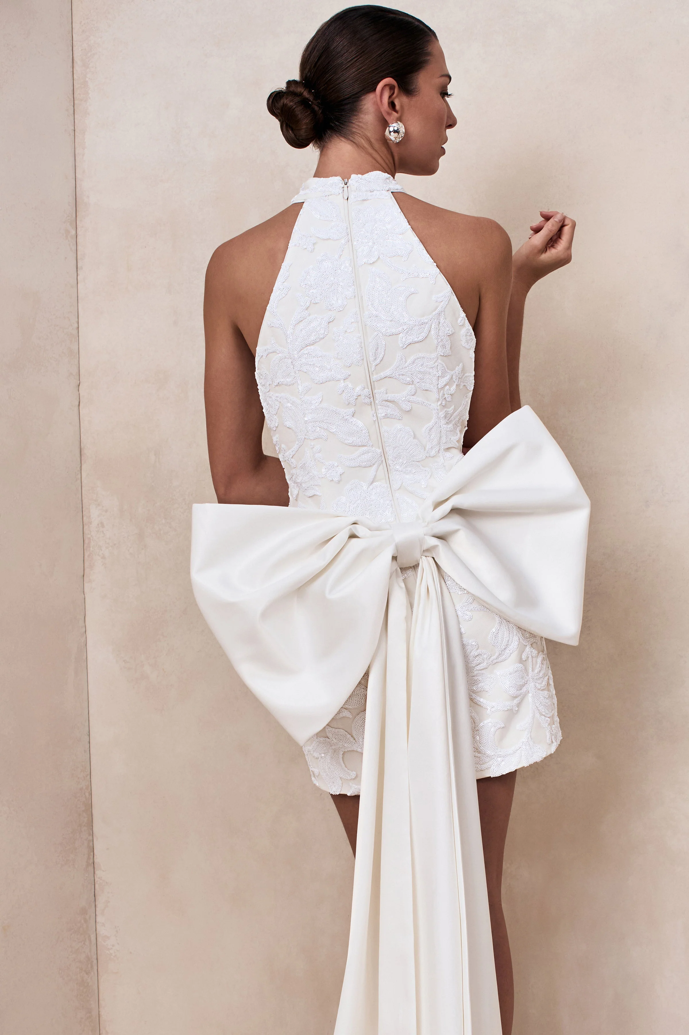 Dreamer | Witte Kant Mini Jurk Met Halternek En Oversized Strik Detail - Image 4