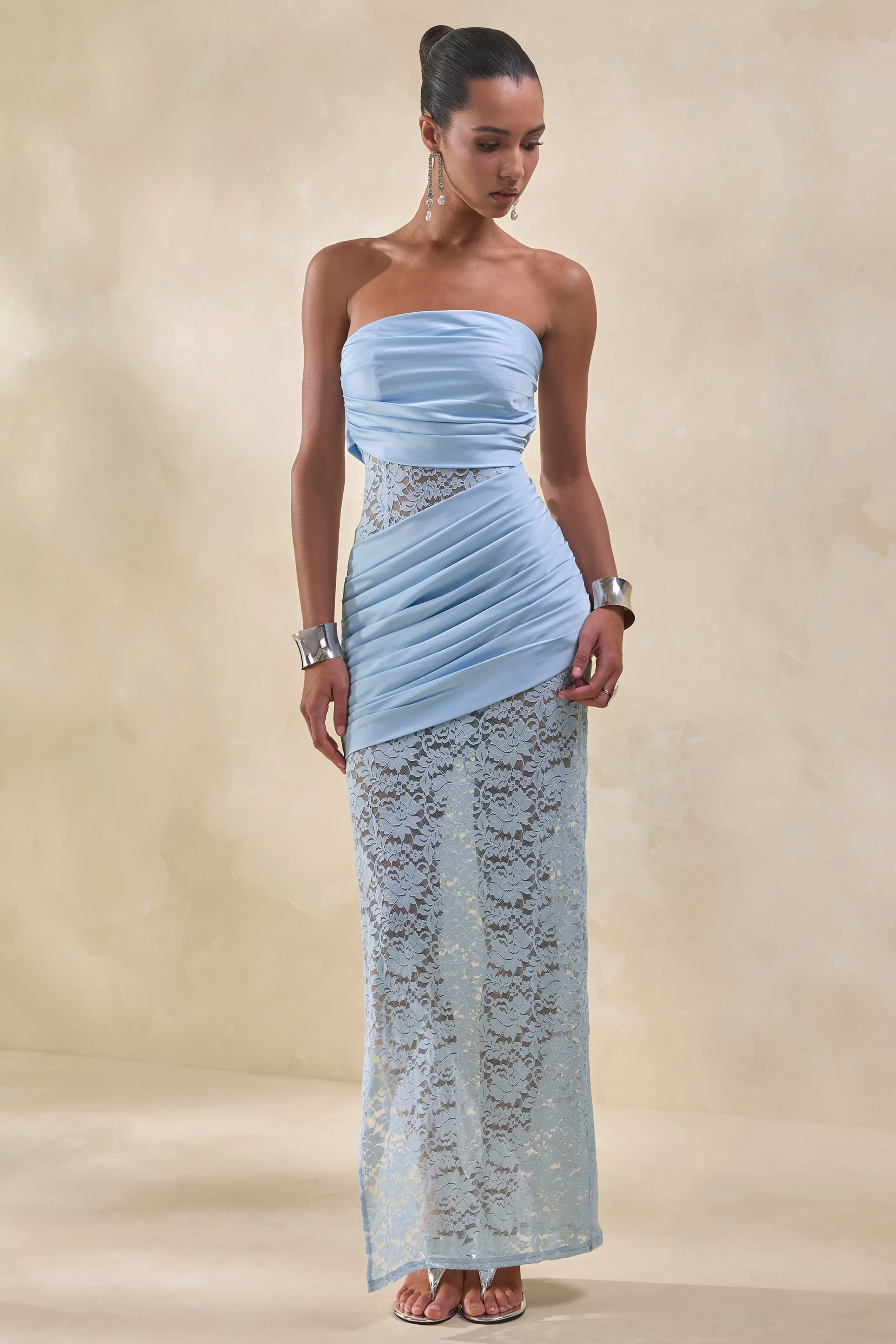 Dulcie | Poederblauwe Kanten En Satijnen Bandeau Maxi Jurk Met Overslag Details