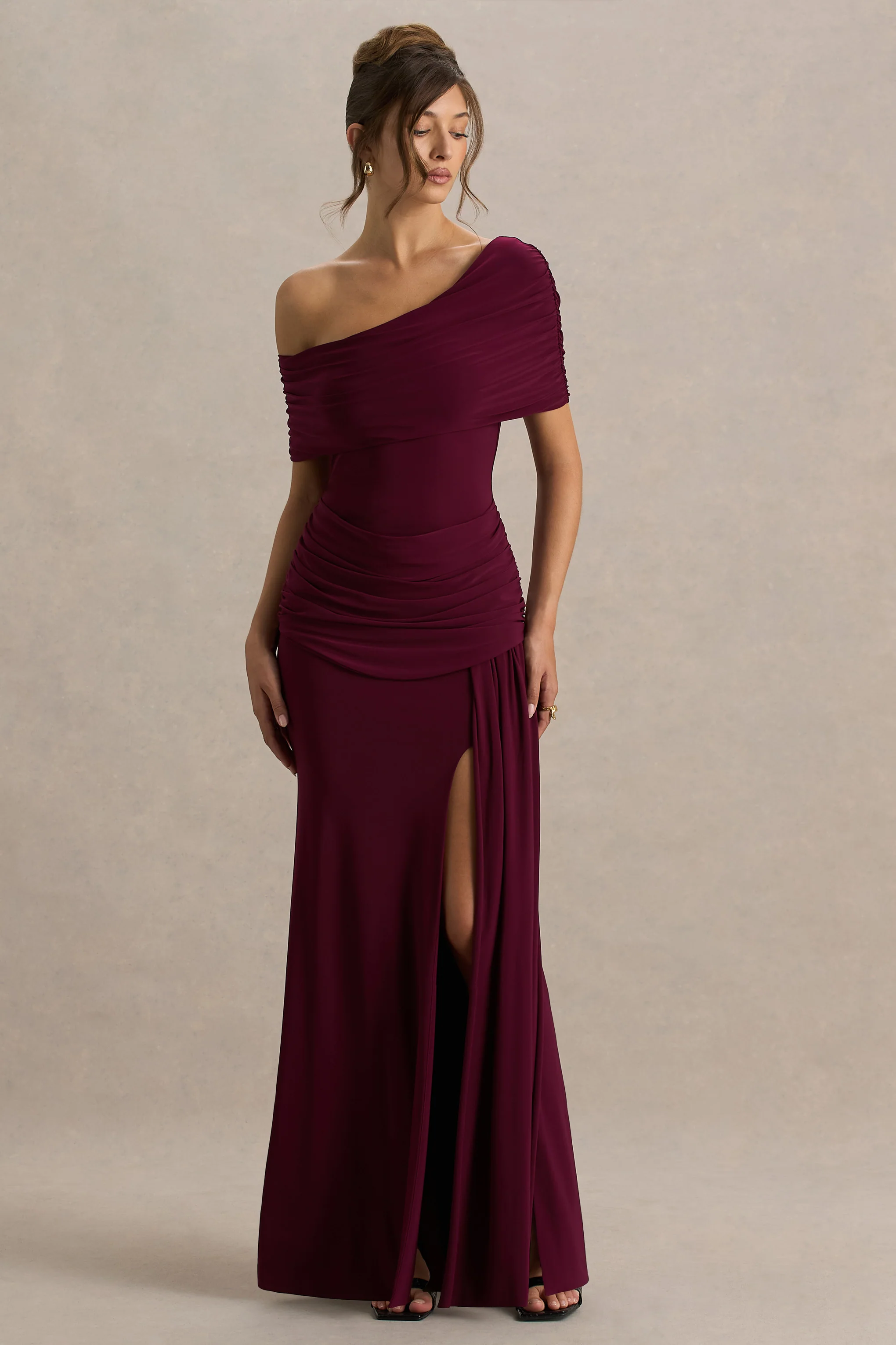 Dynasty | Bordeaux Asymmetrische Halslijn Maxi Jurk Met Gerimpeld Detail En Hoge Voor Split - Image 3