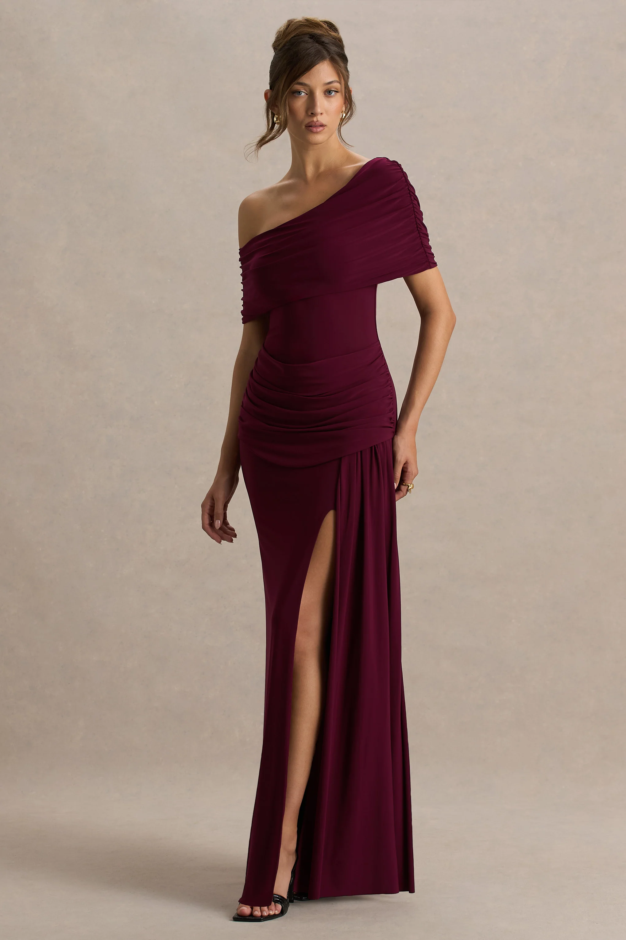 Dynasty | Bordeaux Asymmetrische Halslijn Maxi Jurk Met Gerimpeld Detail En Hoge Voor Split - Image 4