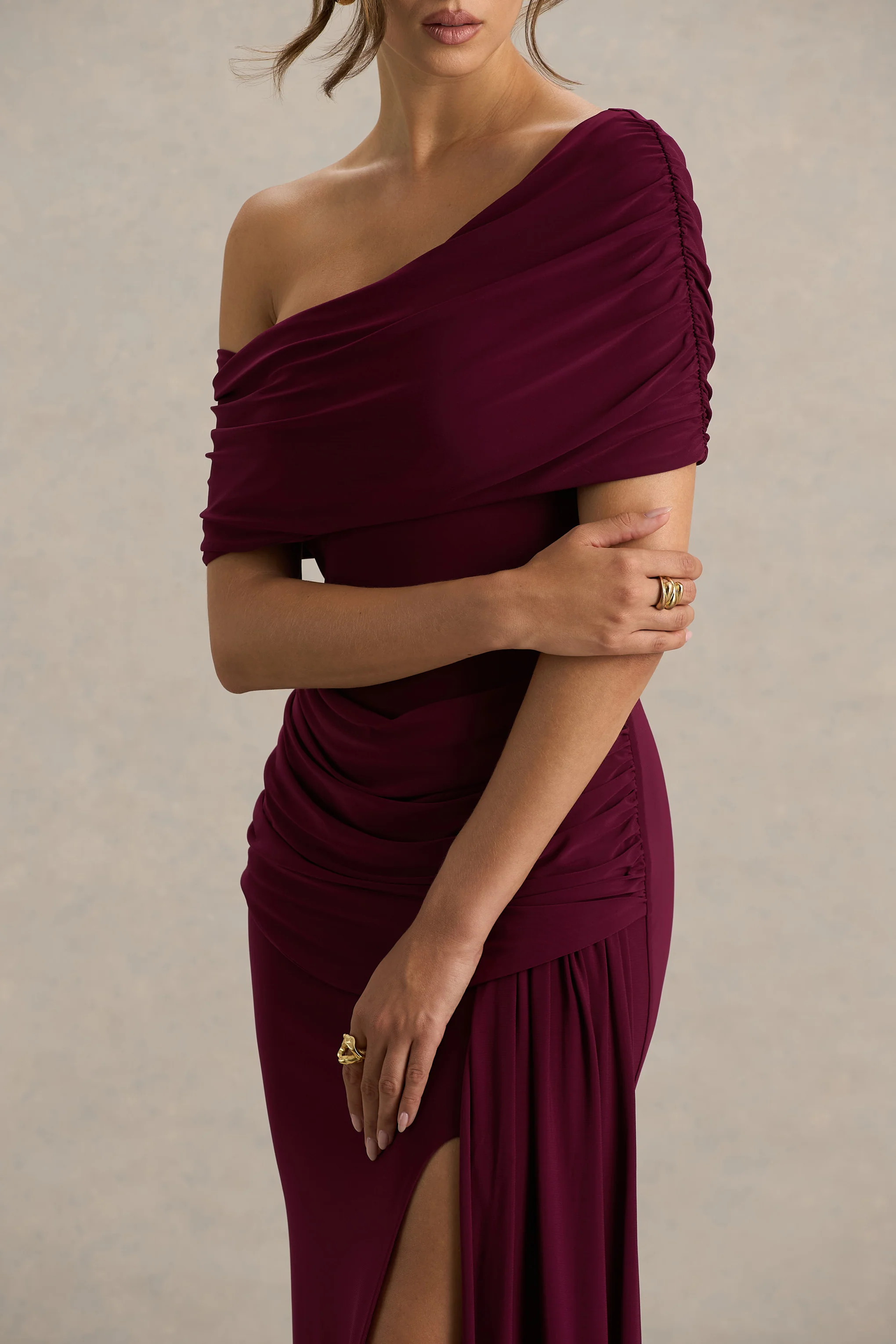 Dynasty | Bordeaux Asymmetrische Halslijn Maxi Jurk Met Gerimpeld Detail En Hoge Voor Split - Image 5