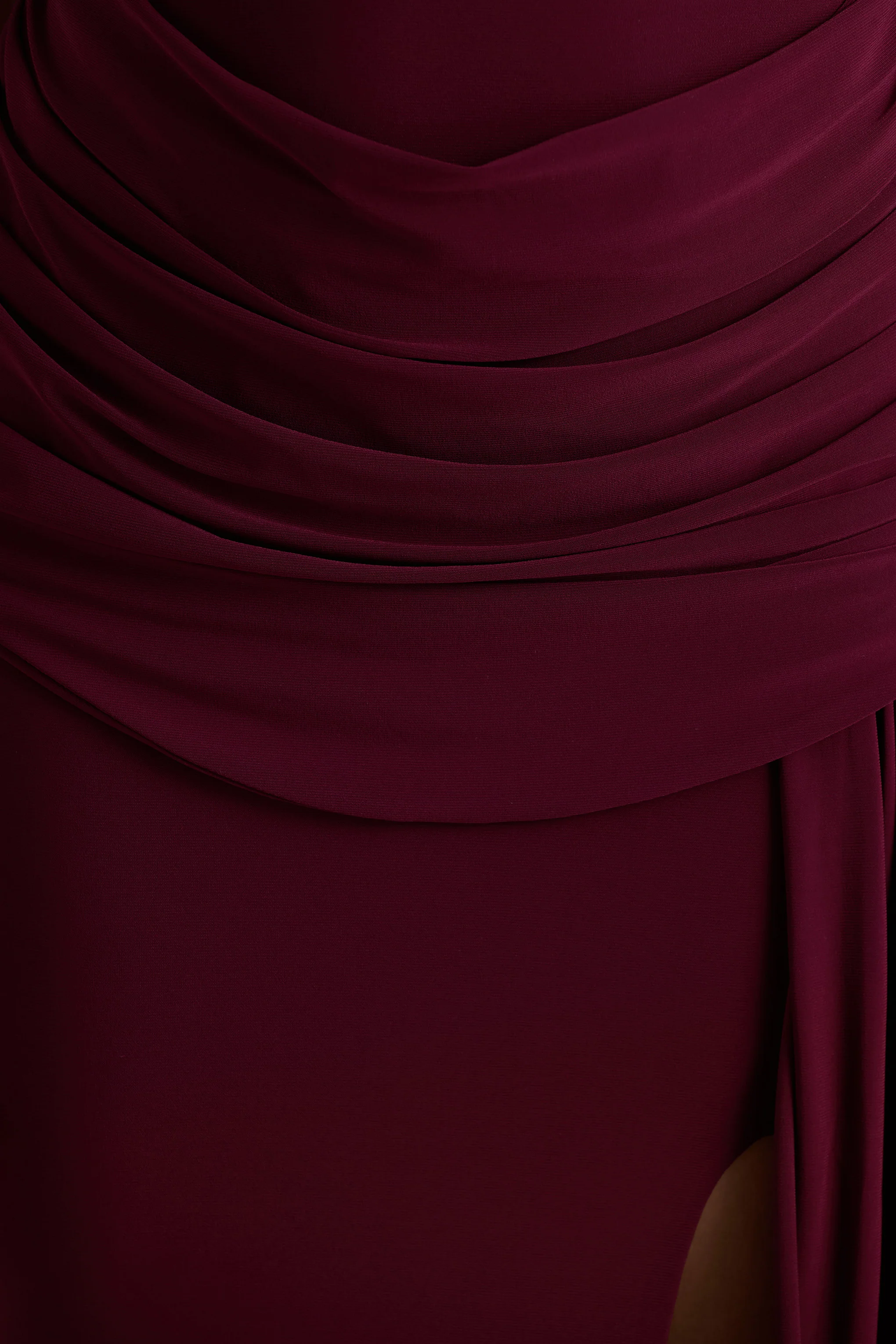 Dynasty | Bordeaux Asymmetrische Halslijn Maxi Jurk Met Gerimpeld Detail En Hoge Voor Split - Image 6
